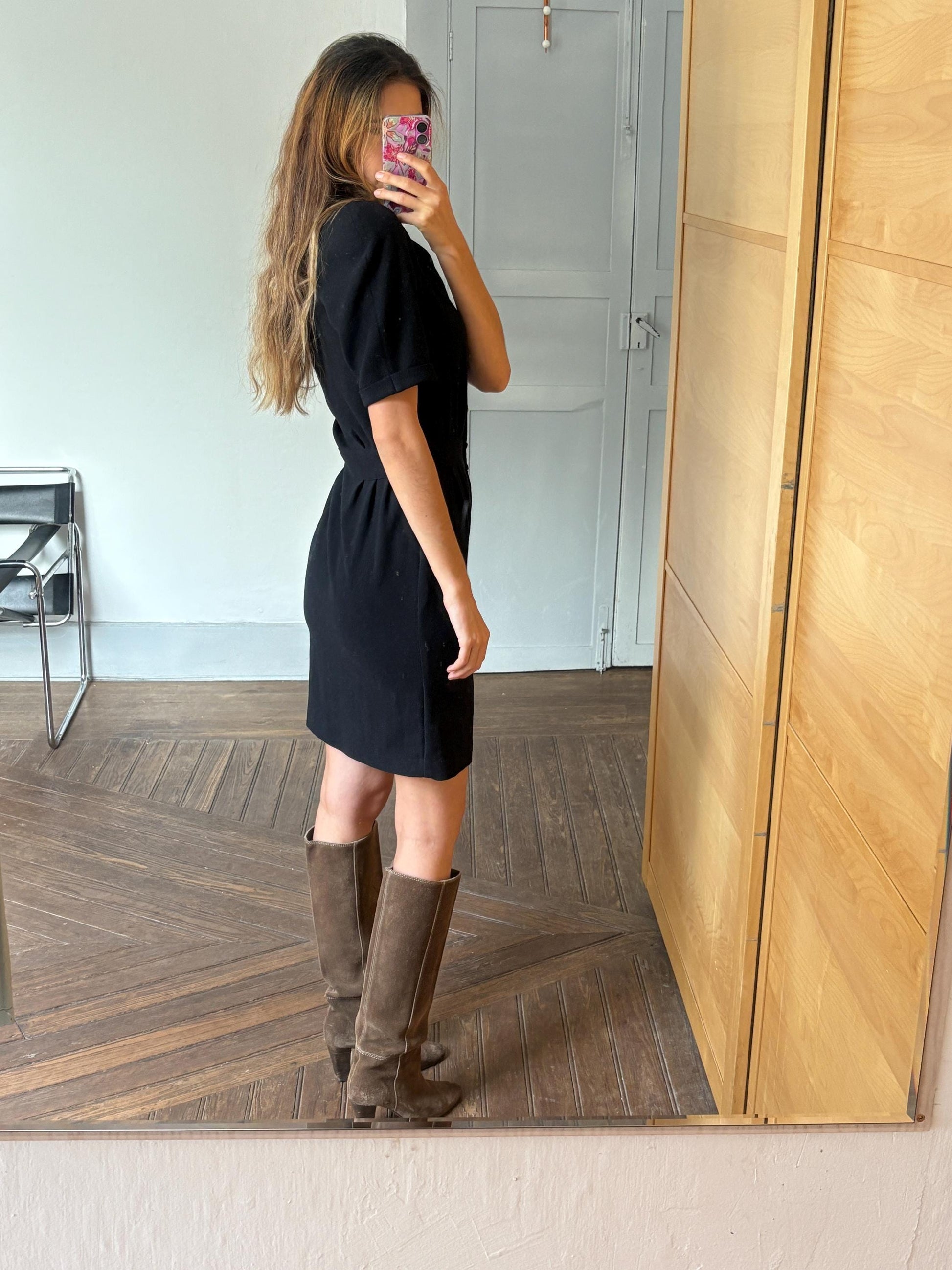 Vintage black woman dress with padded shoulders & unique buttons – true vintage style, one of a kind, classic silhouette