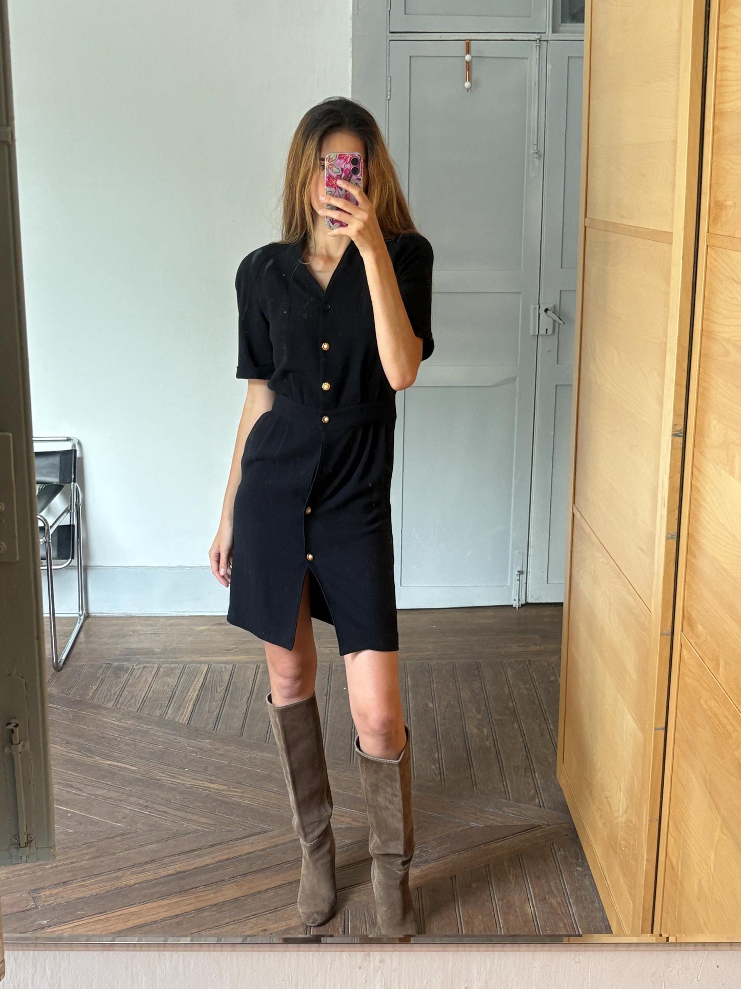 Vintage black woman dress with padded shoulders & unique buttons – true vintage style, one of a kind, classic silhouette