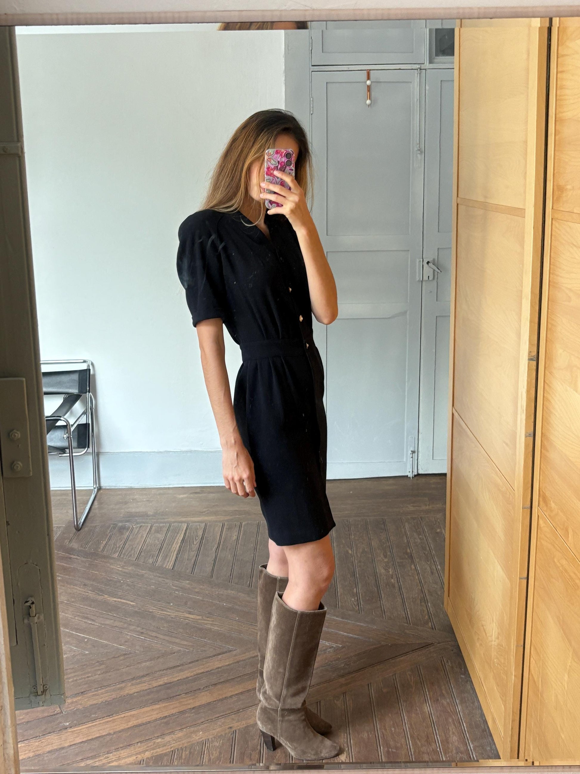 Vintage black woman dress with padded shoulders & unique buttons – true vintage style, one of a kind, classic silhouette