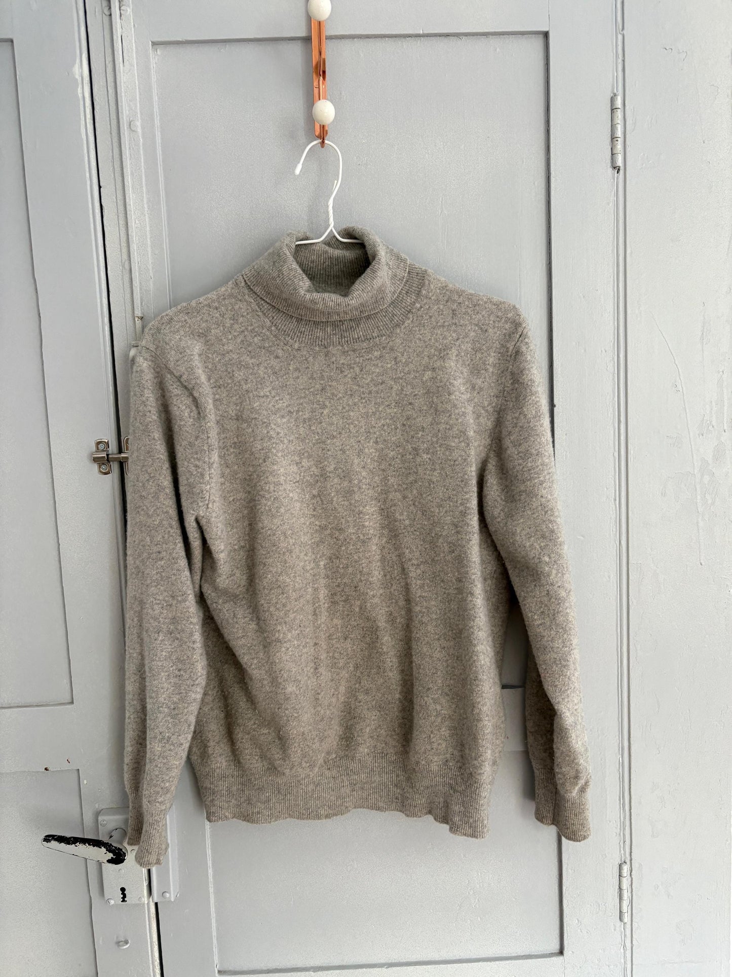 Light academia NON ITCH grey wool turtleneck sweater, Vintage light grey elegant jumper, Wool winter sweater, Cozy autumn knit, Size S