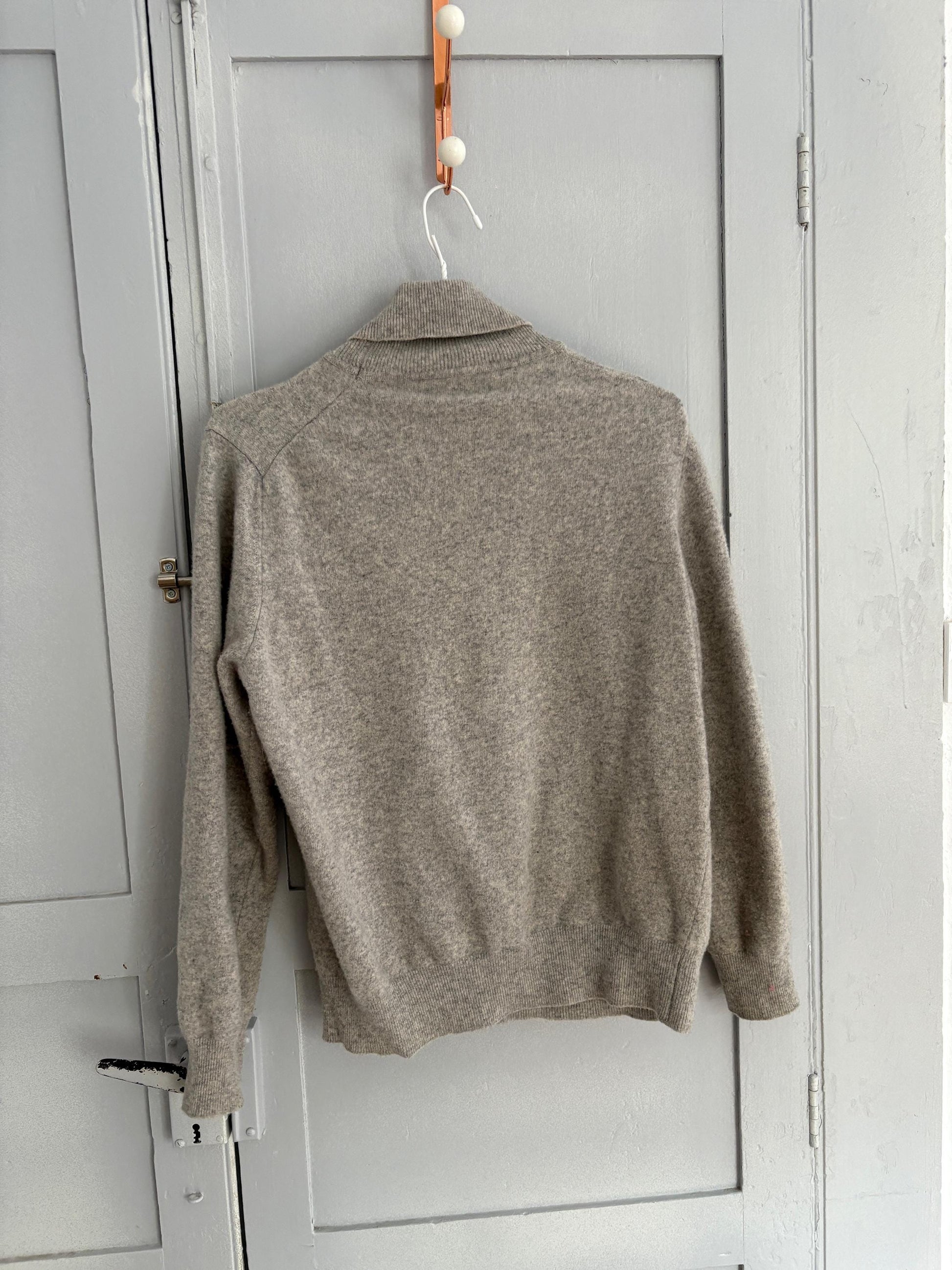 Light academia NON ITCH grey wool turtleneck sweater, Vintage light grey elegant jumper, Wool winter sweater, Cozy autumn knit, Size S