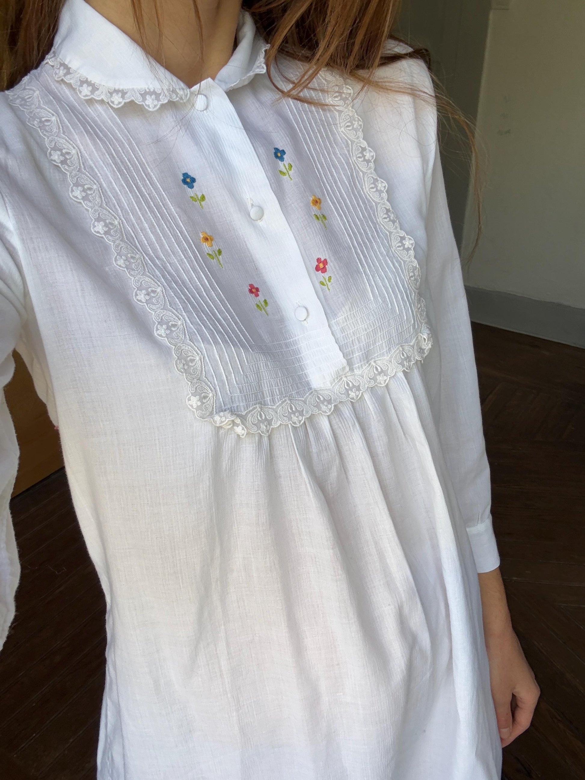 Vintage floral embroidered Nightgown, White Cottage core nightie , Feminine french antique nightwear, S