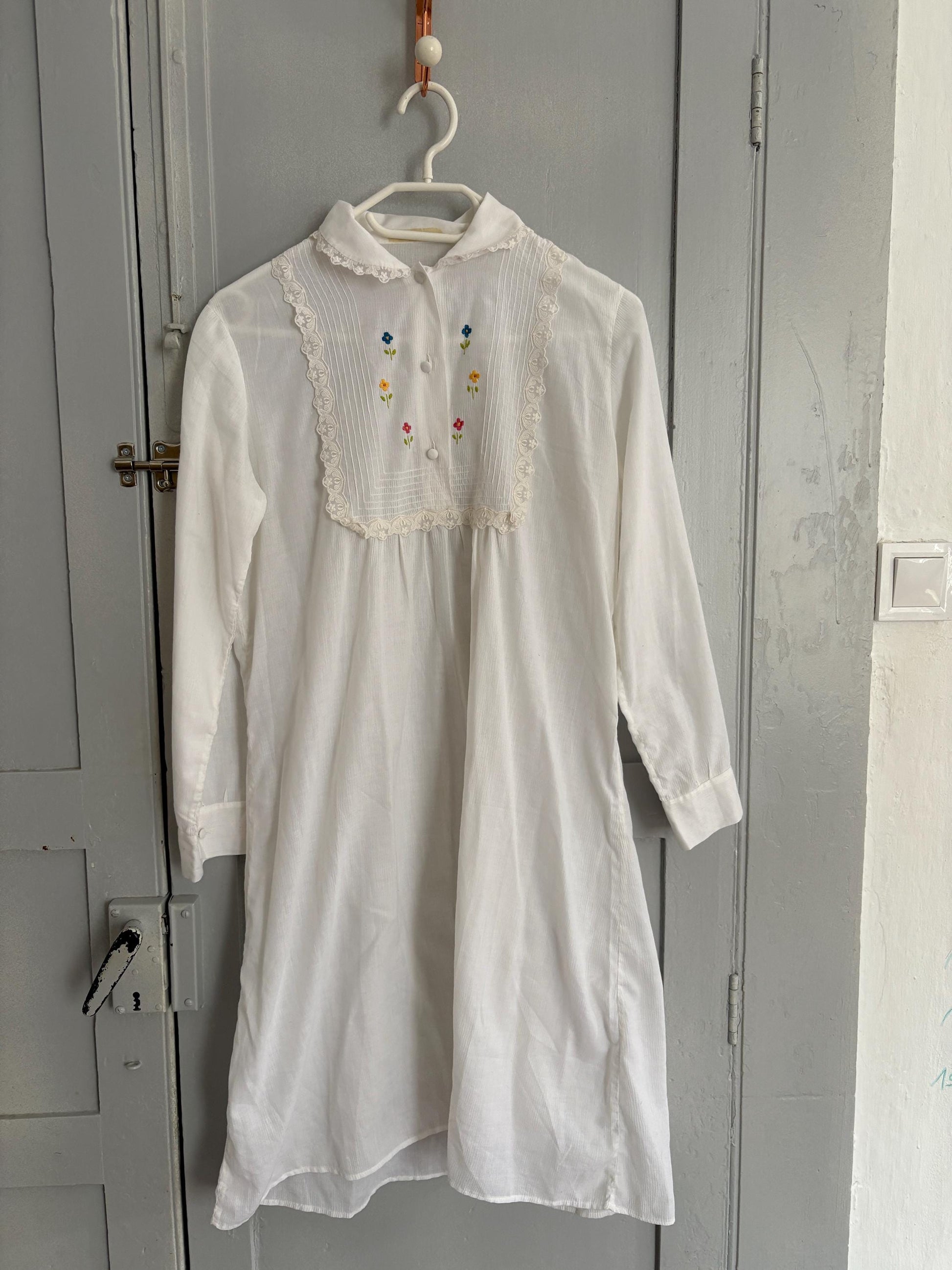 Vintage floral embroidered Nightgown, White Cottage core nightie , Feminine french antique nightwear, S