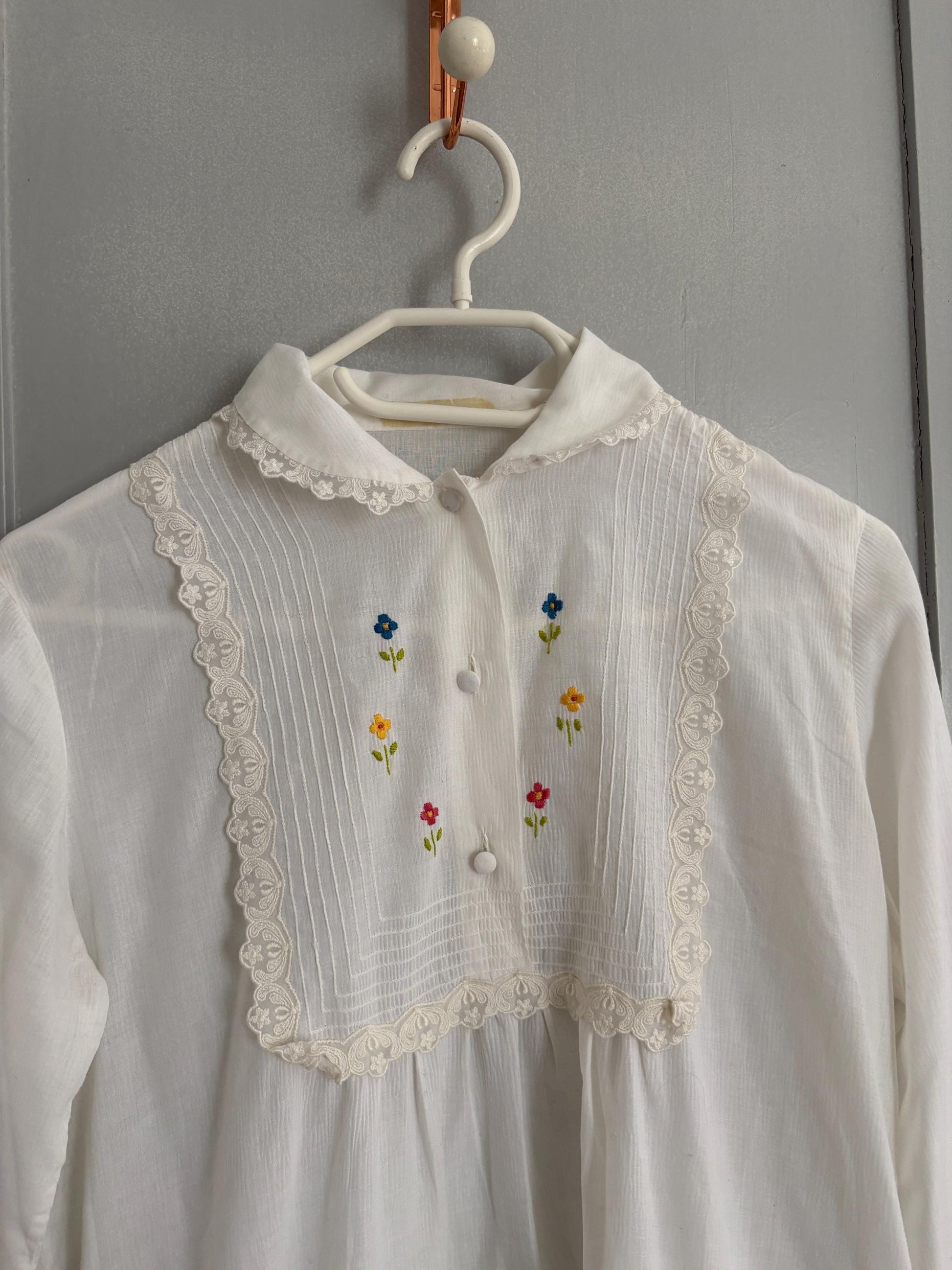 Vintage floral embroidered Nightgown, White Cottage core nightie , Feminine french antique nightwear, S