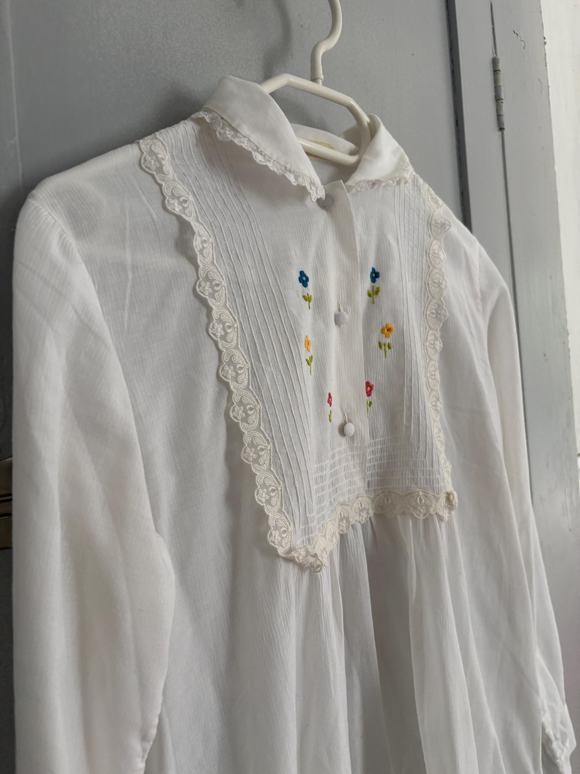 Vintage floral embroidered Nightgown, White Cottage core nightie , Feminine french antique nightwear, S