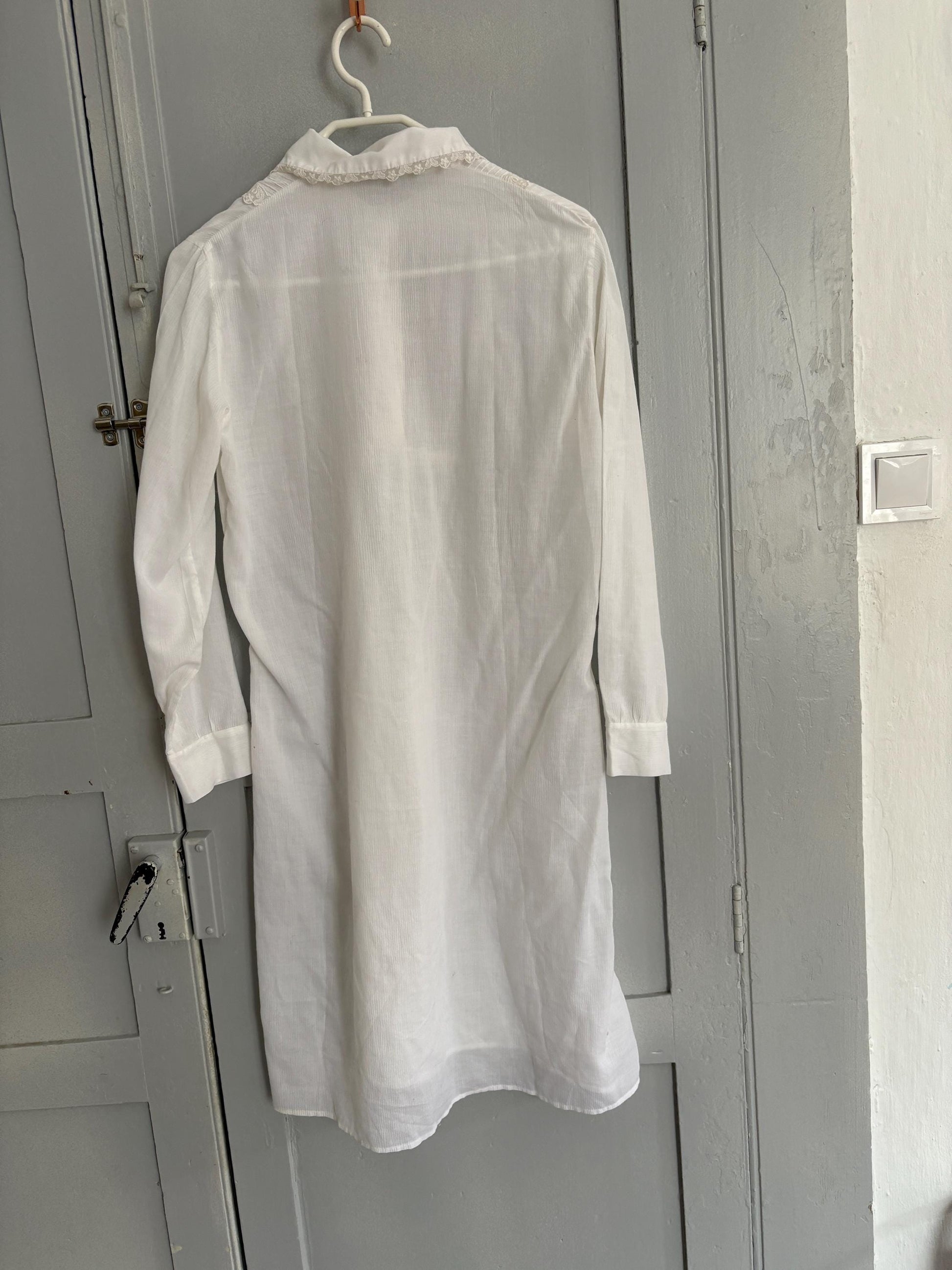 Vintage floral embroidered Nightgown, White Cottage core nightie , Feminine french antique nightwear, S