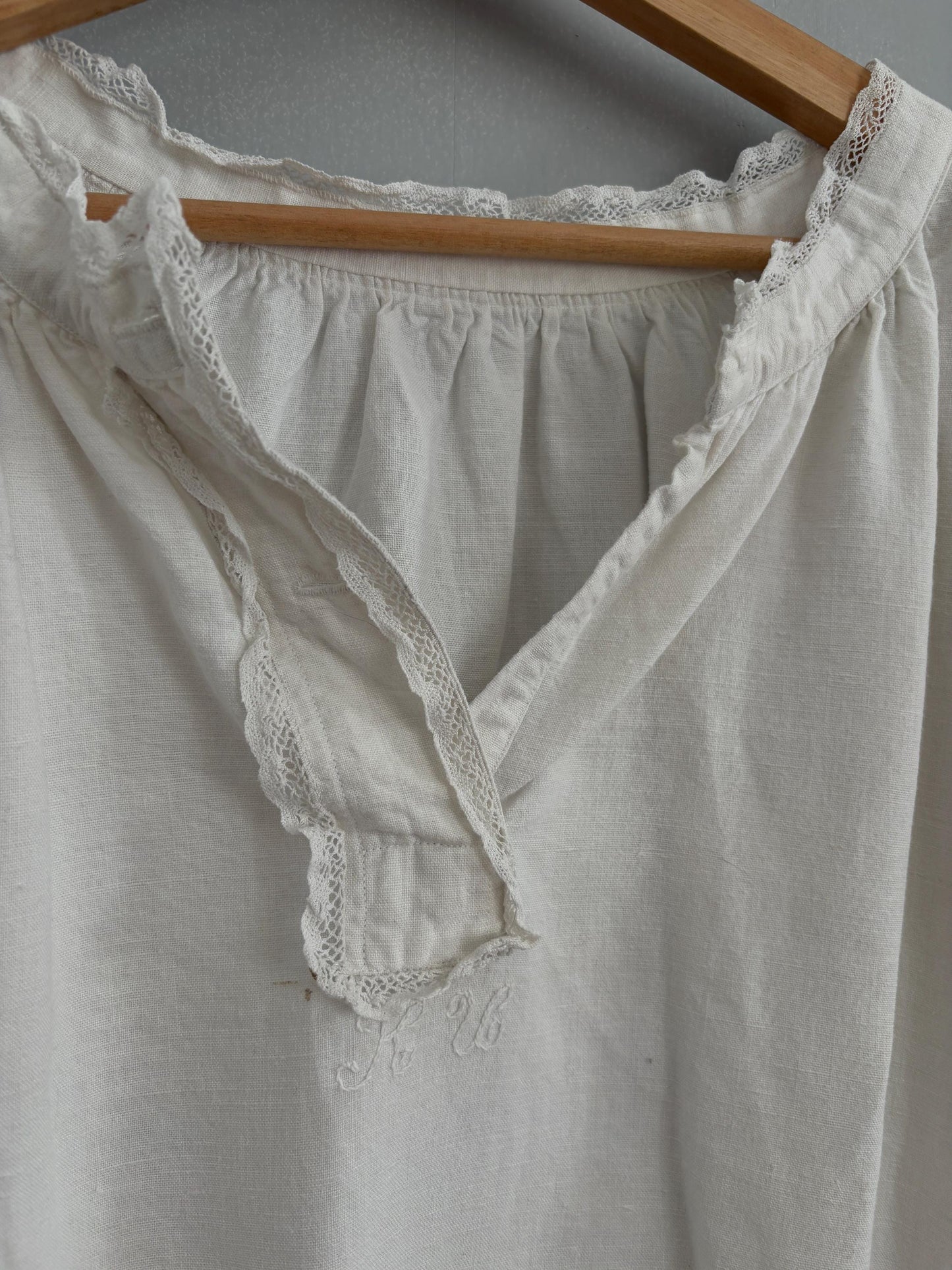 Vintage Victorian Nightgown, White Cottage core nightie , Feminine french antique scalloped collar nightwear, M