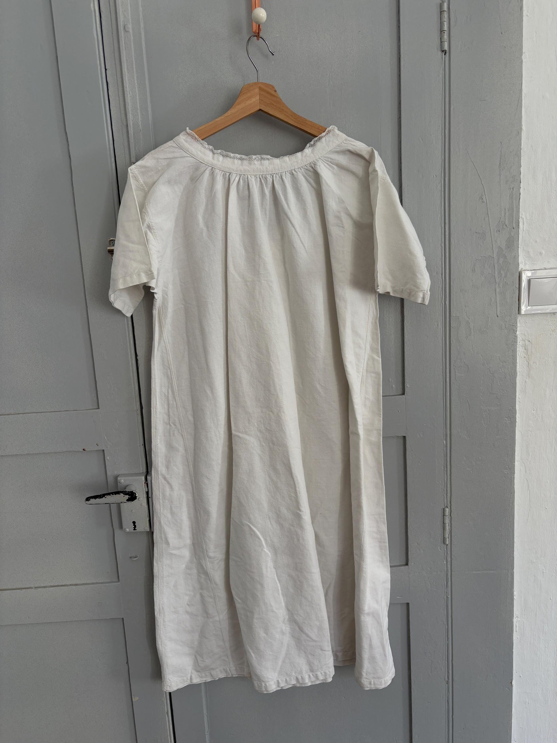 Vintage Victorian Nightgown, White Cottage core nightie , Feminine french antique scalloped collar nightwear, M