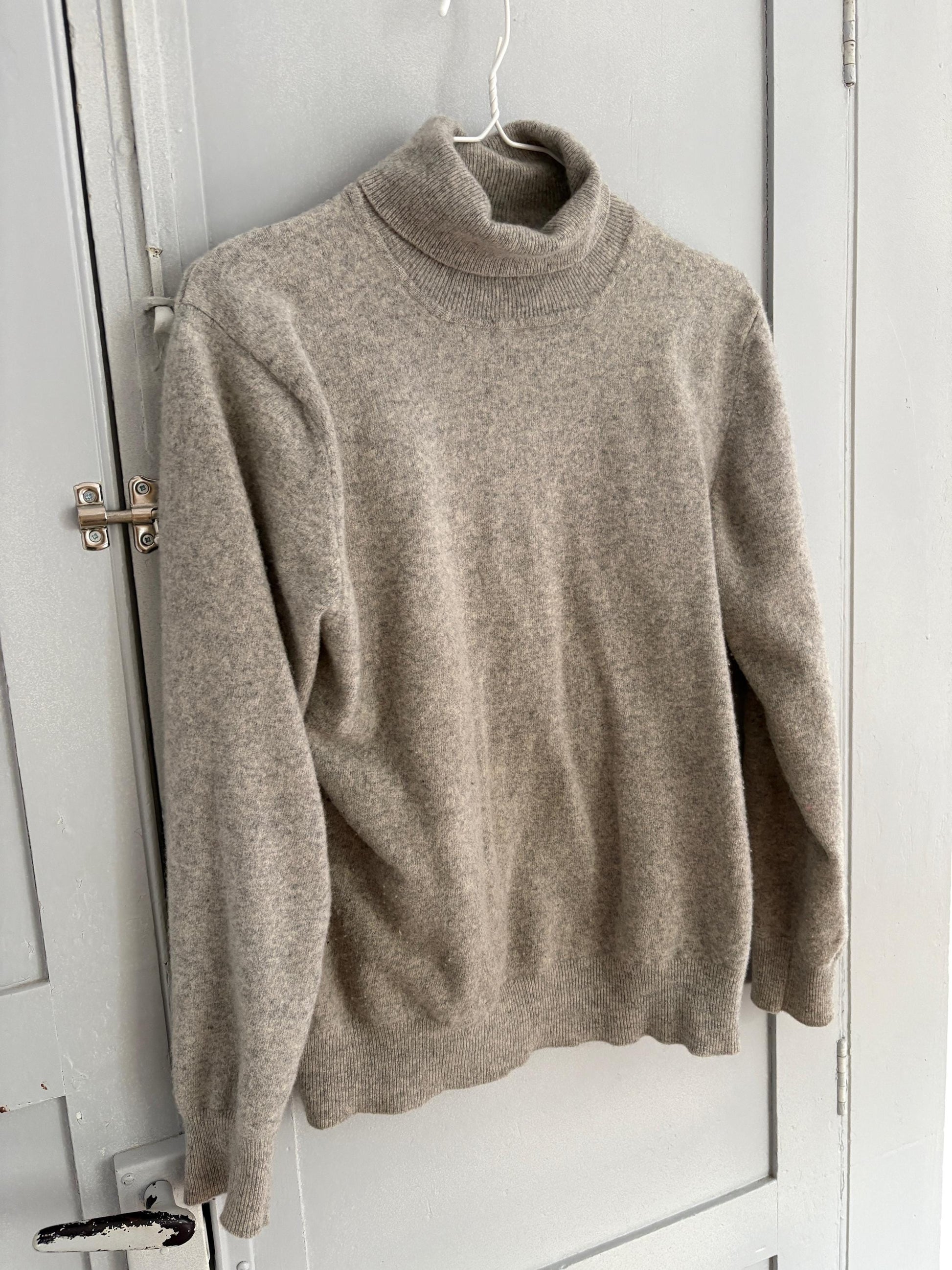 Light academia NON ITCH grey wool turtleneck sweater, Vintage light grey elegant jumper, Wool winter sweater, Cozy autumn knit, Size S