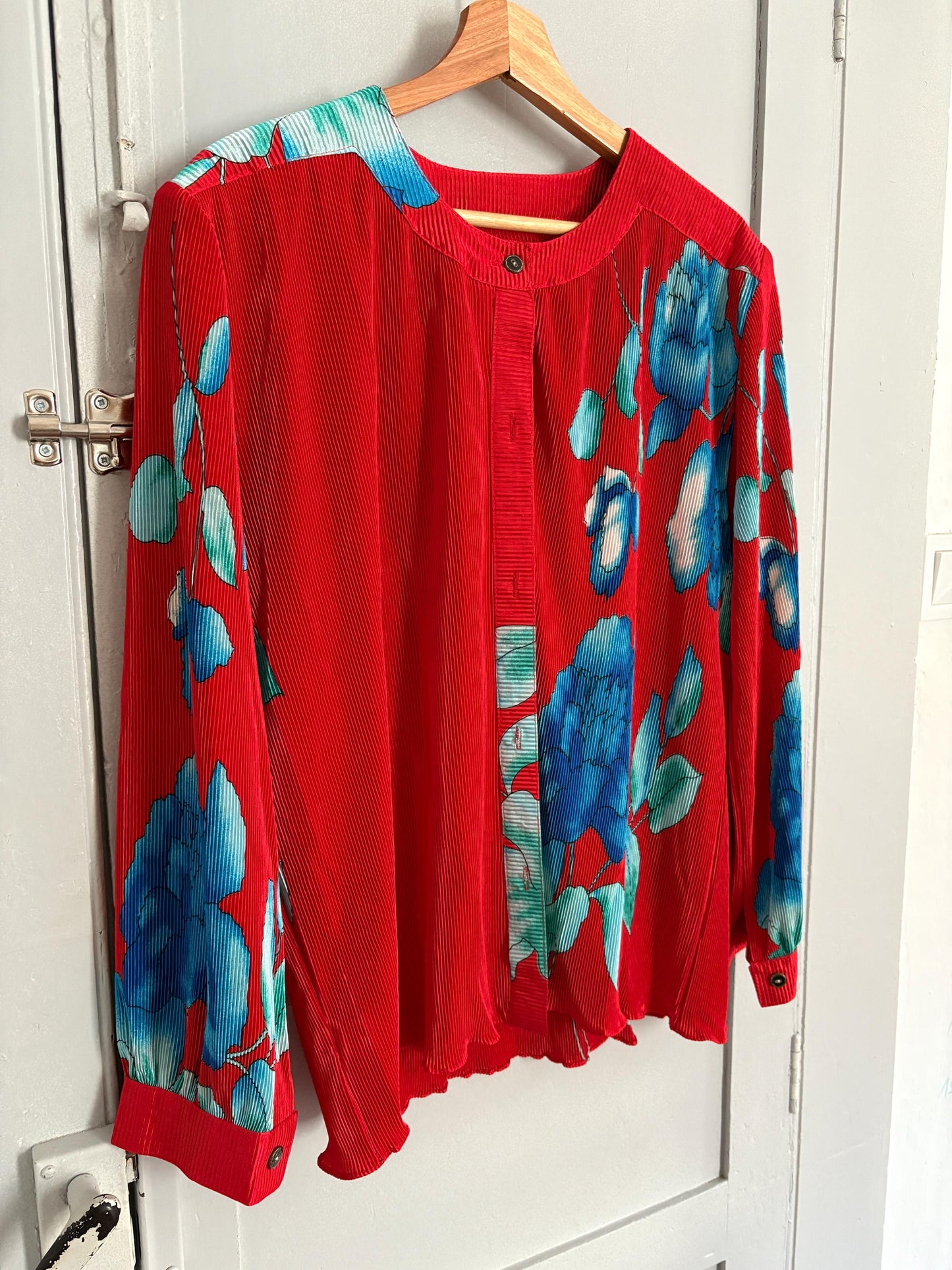 Vintage bright red and blue floral blouse, RETRO button up shirt, Tropical woman tee, Colourful camisole,Holiday Knot tie button up shirt,