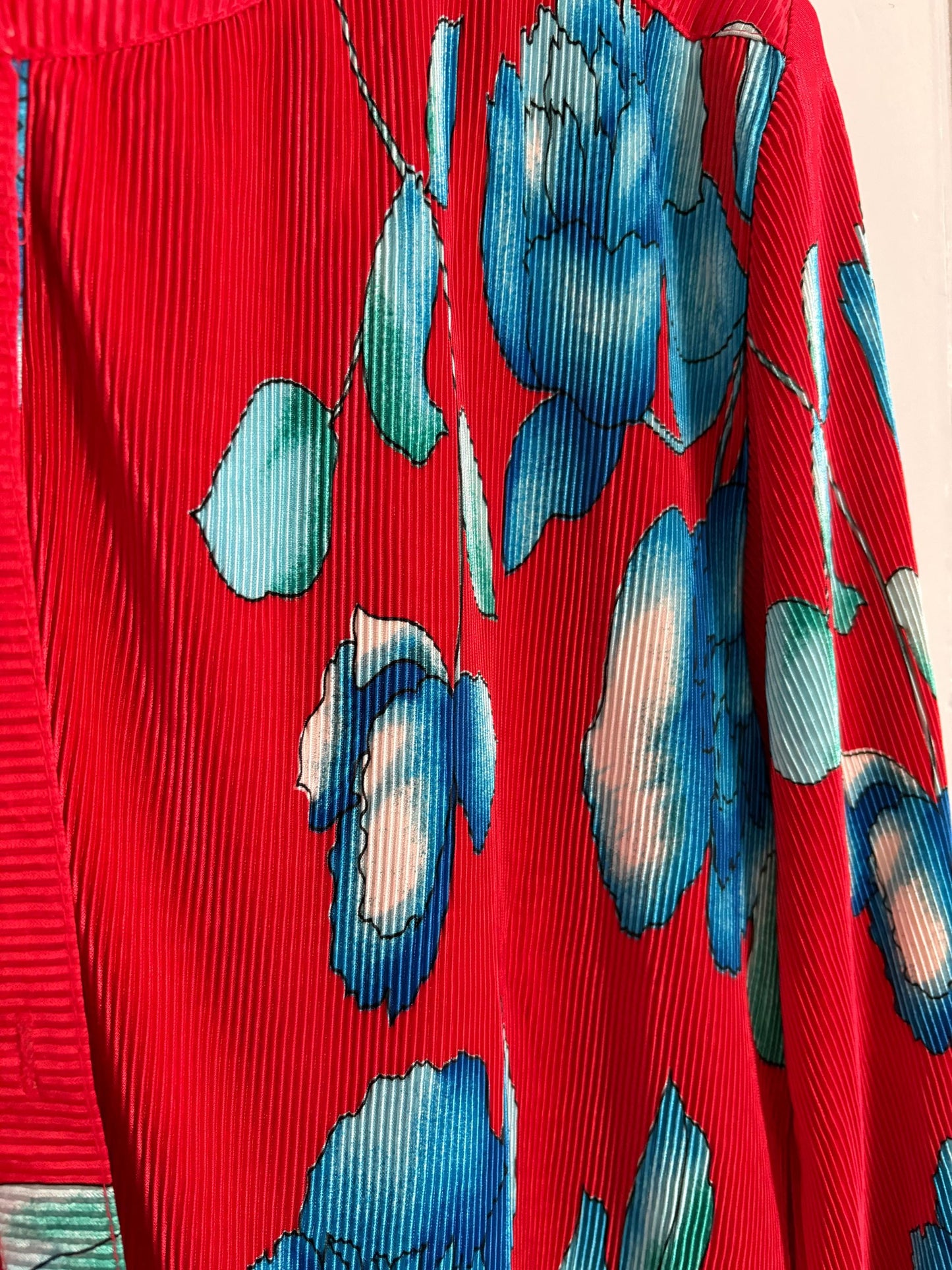 Vintage bright red and blue floral blouse, RETRO button up shirt, Tropical woman tee, Colourful camisole,Holiday Knot tie button up shirt,