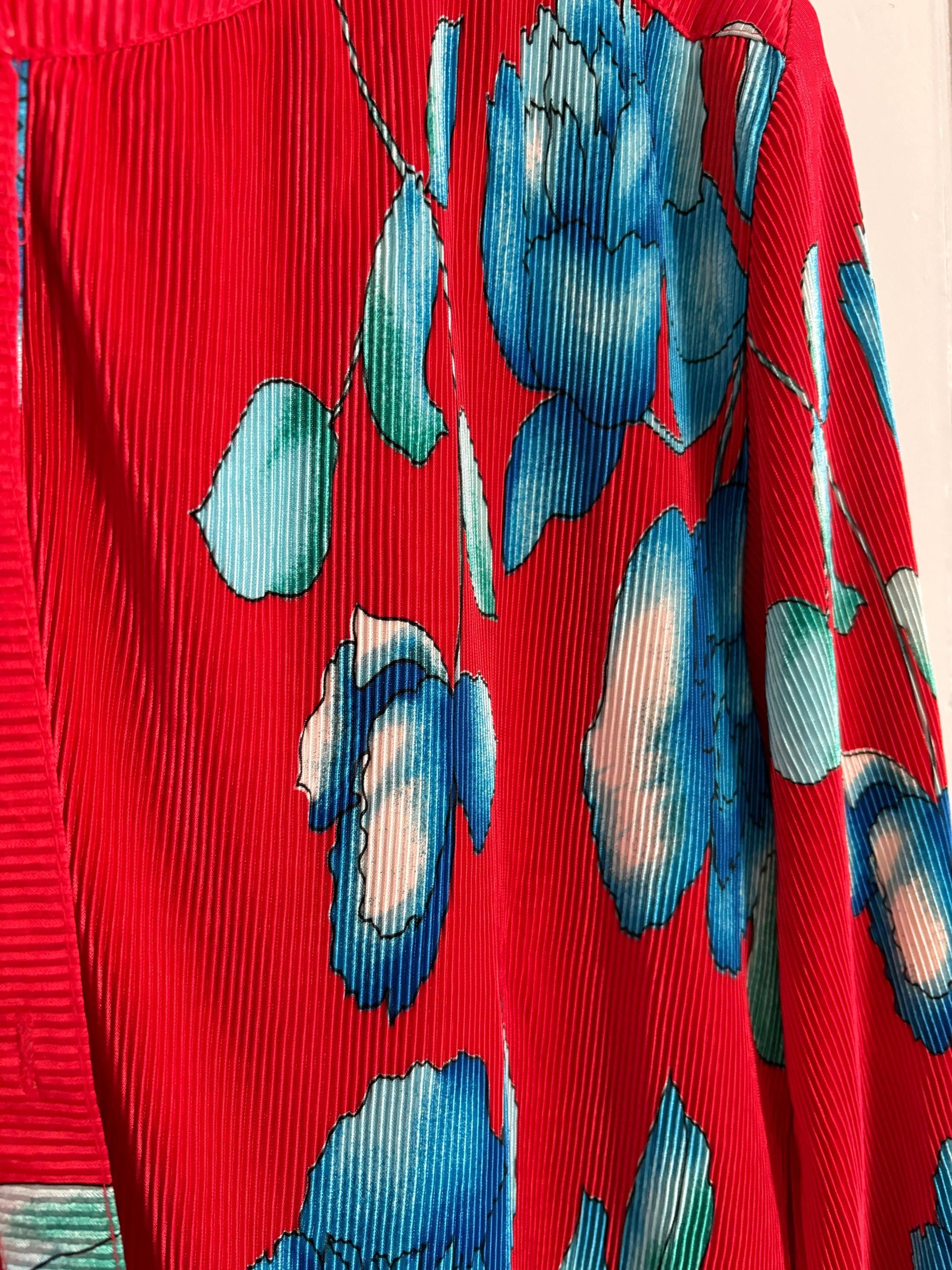 Vintage bright red and blue floral blouse, RETRO button up shirt, Tropical woman tee, Colourful camisole,Holiday Knot tie button up shirt,