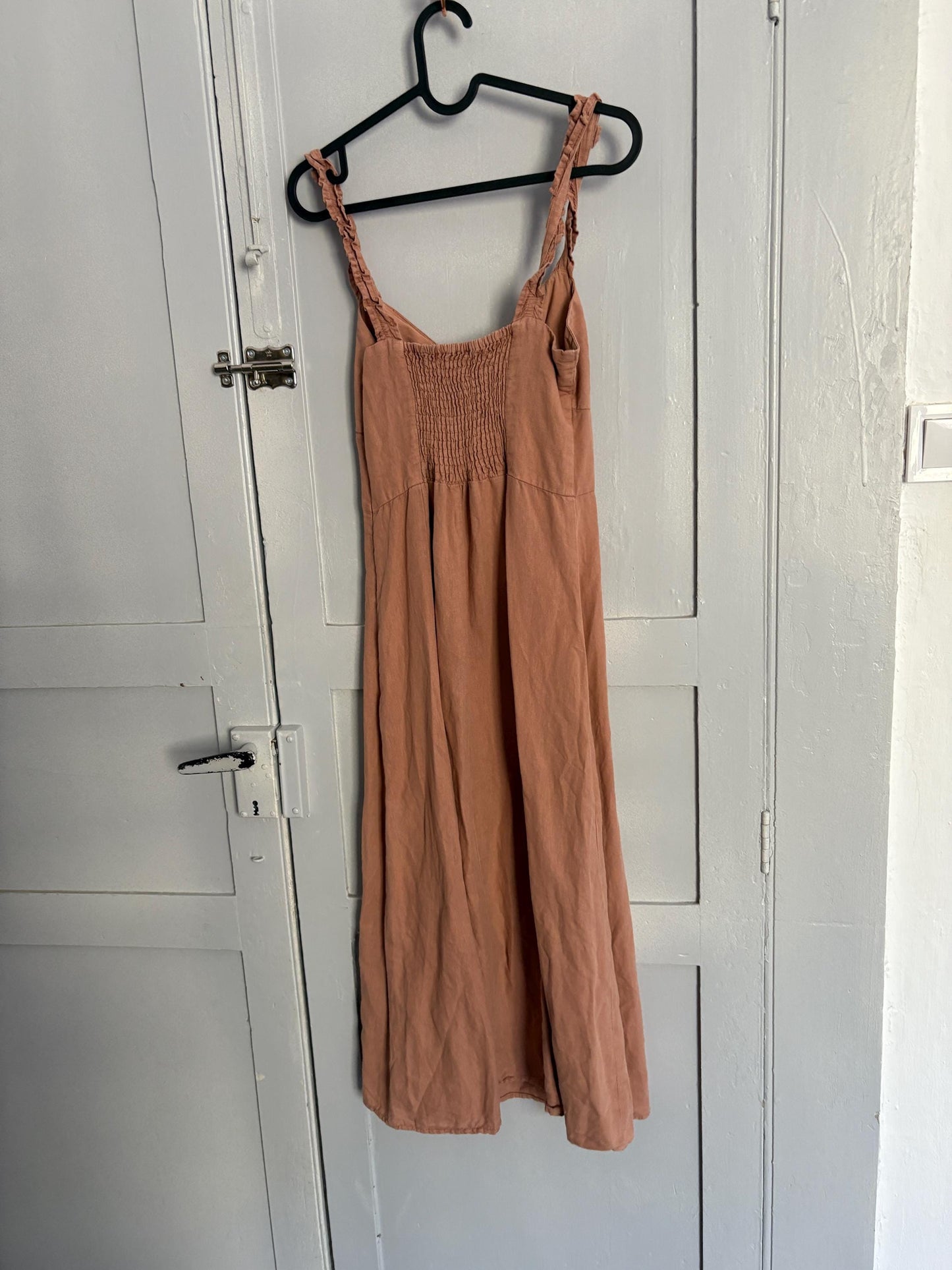 Vintage dusty pink linen summer dress – XS to S fit, sweetheart neckline, midi length with side slit, cottacore midi dress