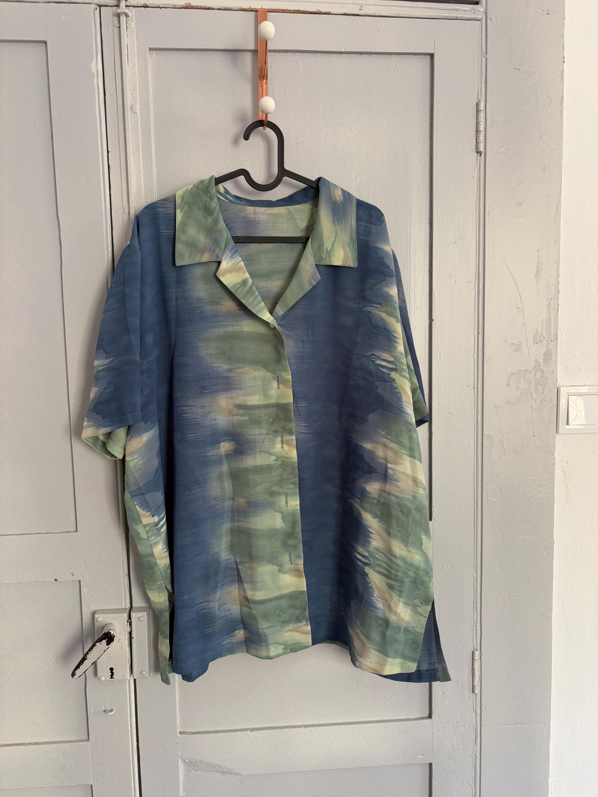 Vintage retro women's blouse, Abstract 70s woman shirt, Cropped summer blouse, Blue tie dye pattern shirt, Colourful flashy top