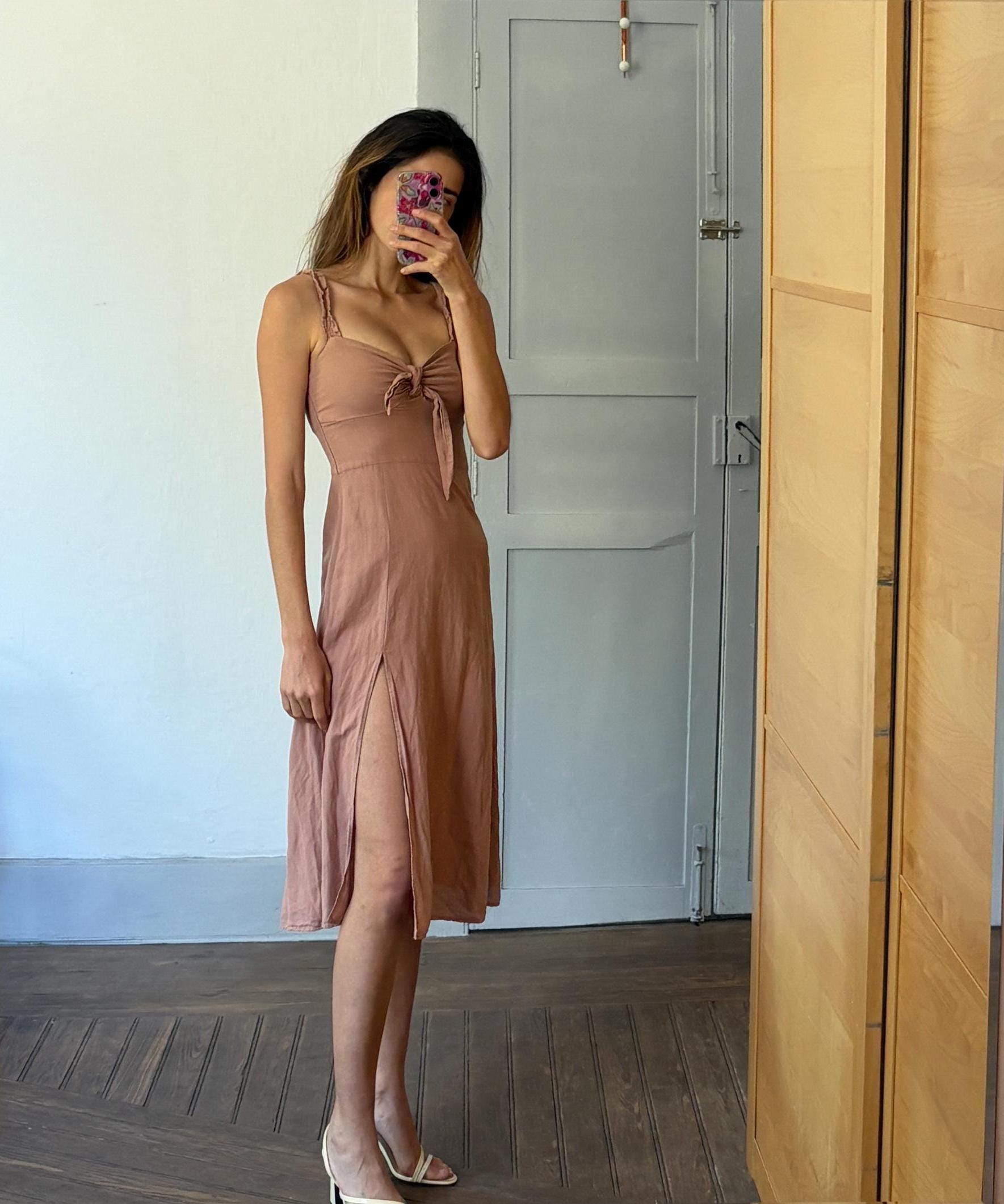 Vintage dusty pink linen summer dress – XS to S fit, sweetheart neckline, midi length with side slit, cottacore midi dress