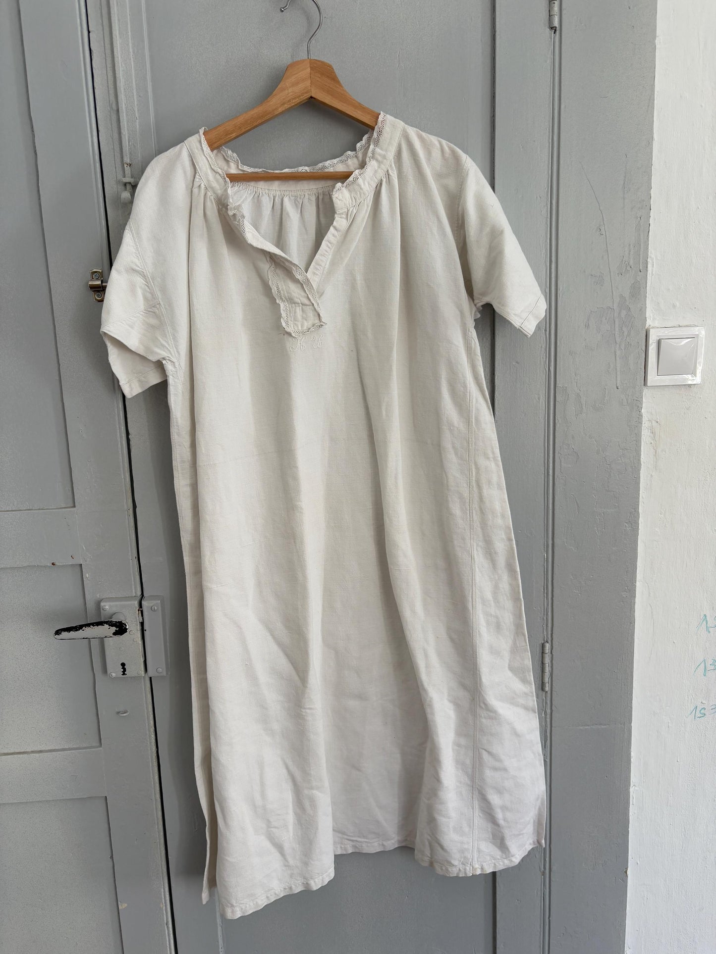 Vintage Victorian Nightgown, White Cottage core nightie , Feminine french antique scalloped collar nightwear, M