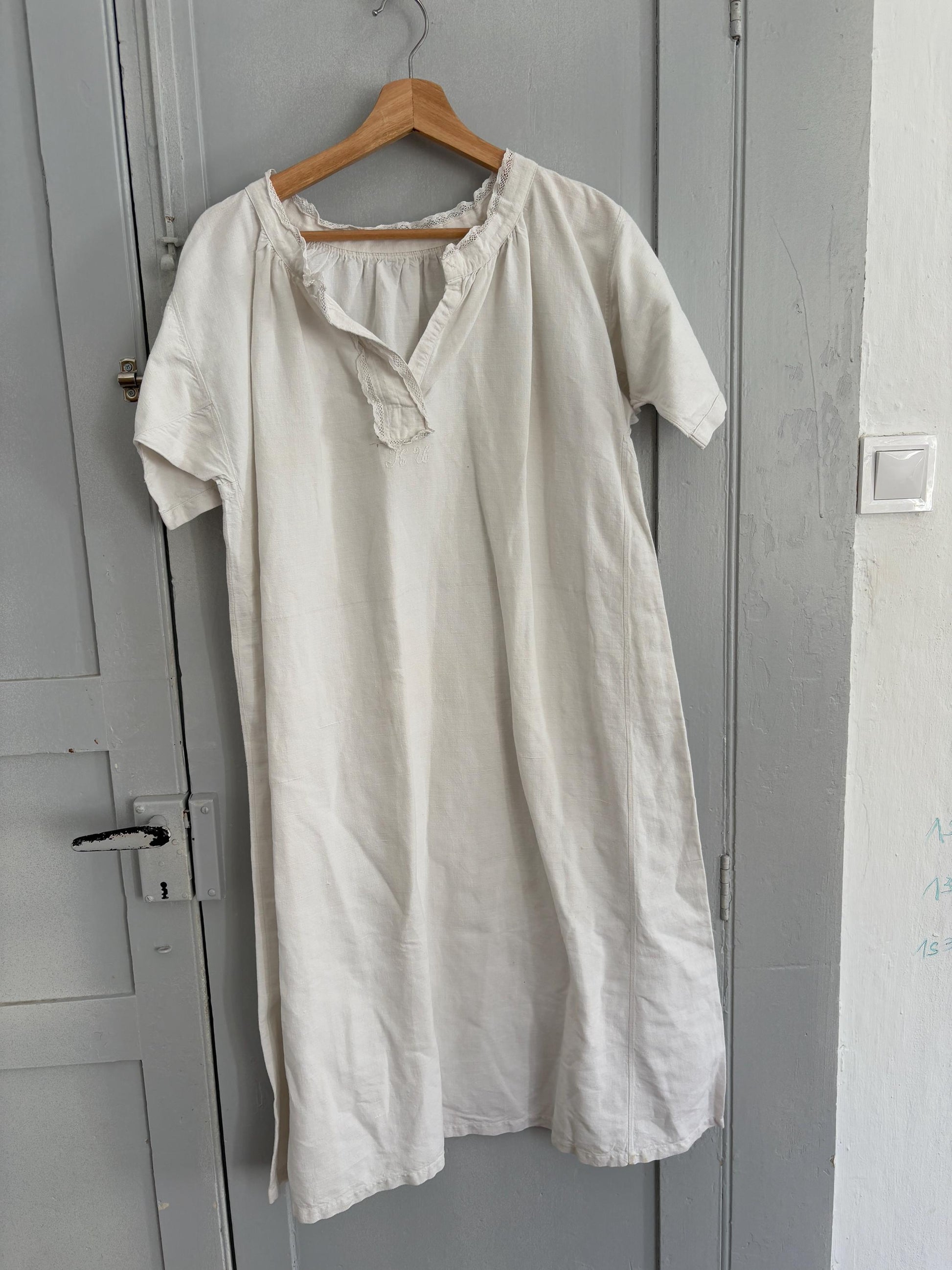 Vintage Victorian Nightgown, White Cottage core nightie , Feminine french antique scalloped collar nightwear, M