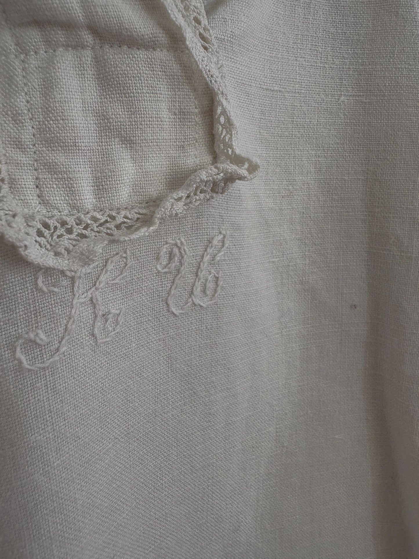 Vintage Victorian Nightgown, White Cottage core nightie , Feminine french antique scalloped collar nightwear, M