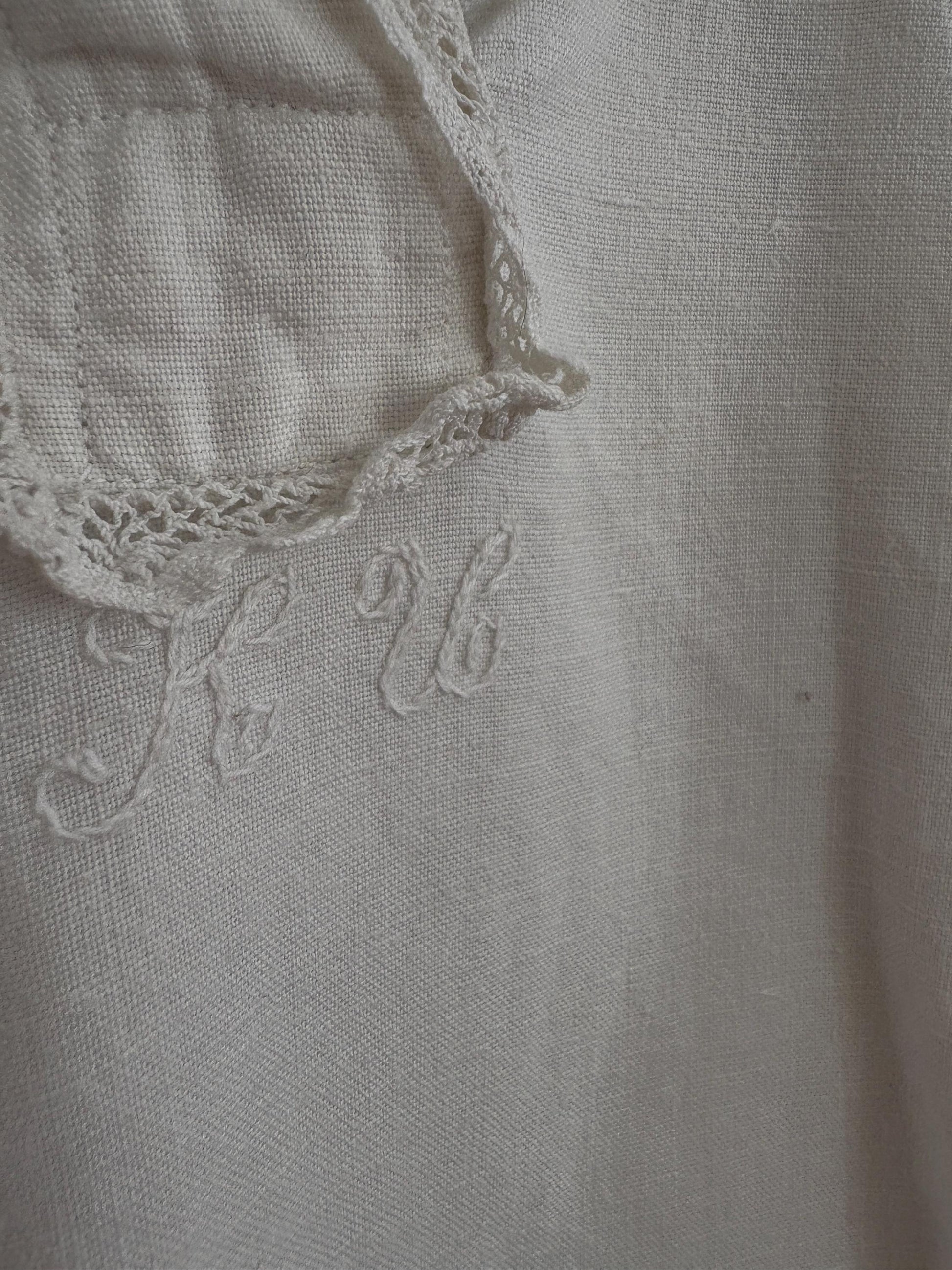 Vintage Victorian Nightgown, White Cottage core nightie , Feminine french antique scalloped collar nightwear, M