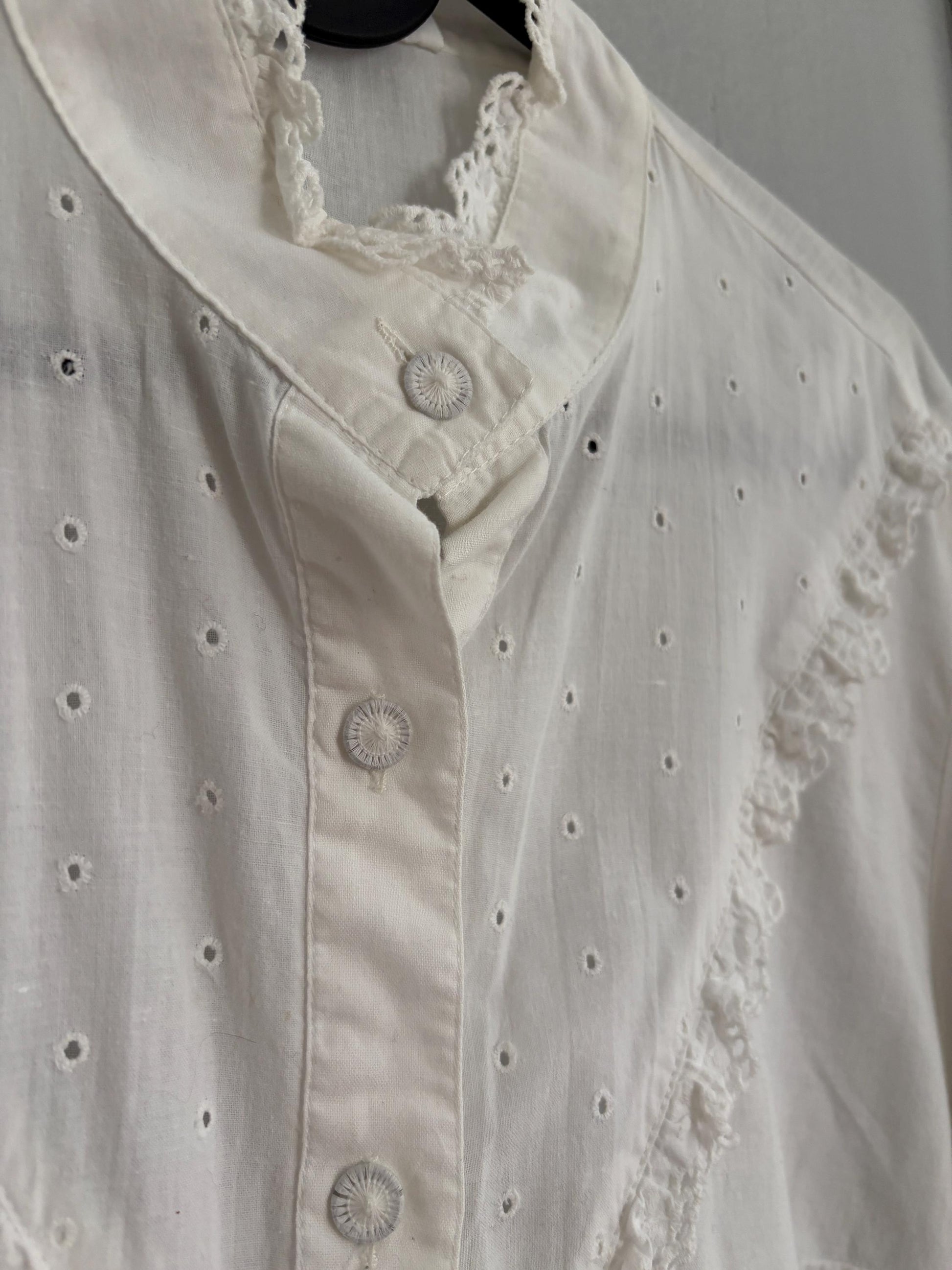 Vintage White Lace Blouse – Romantic French Cottagecore – 100% Cotton – Victorian Prairie Aesthetic – High Neck, Eyelet Lace – M - L