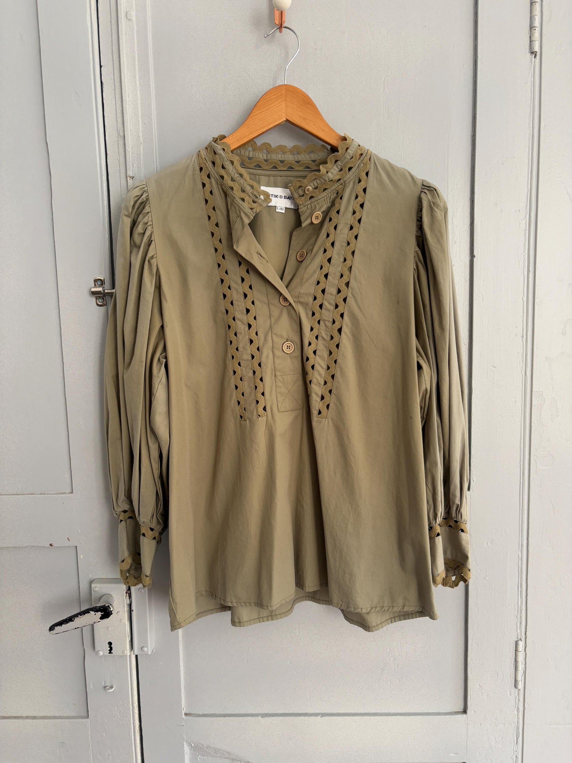 Vintage Antik Batik Statement Blouse – Romantic & Unique Design