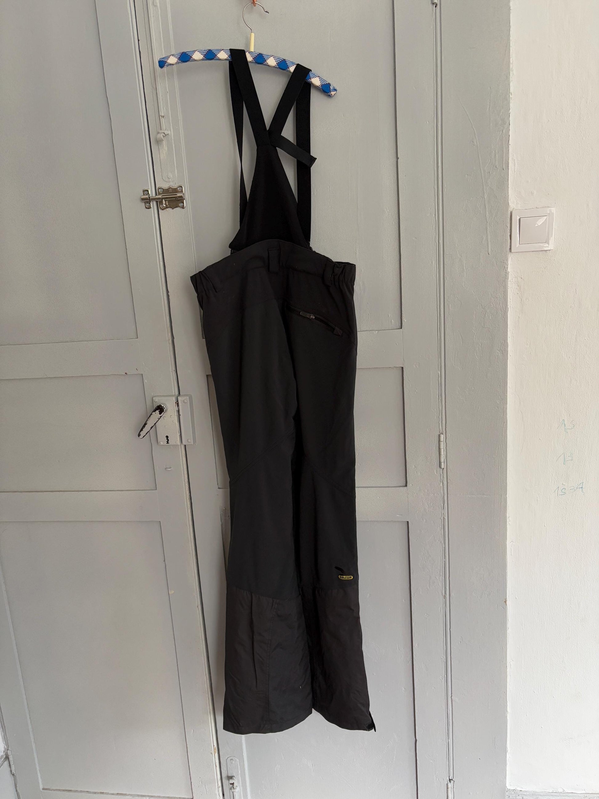Vintage Black Salewa Ski Pants – Functional & Stylish!