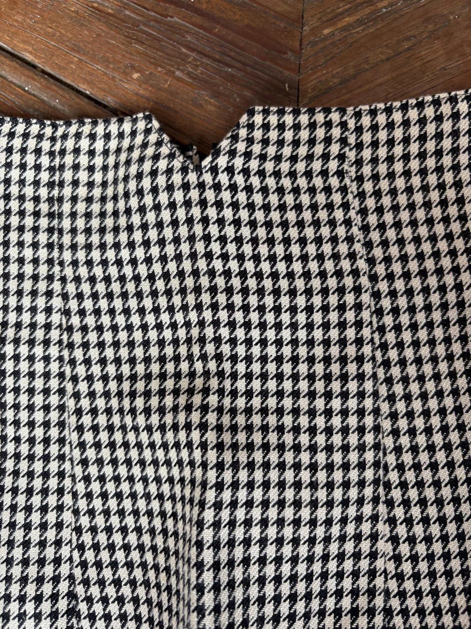 Vintage High-Waist Houndstooth Skirt, Luxury feminine pencil skirt, Parisian Chic high rise mini skirt