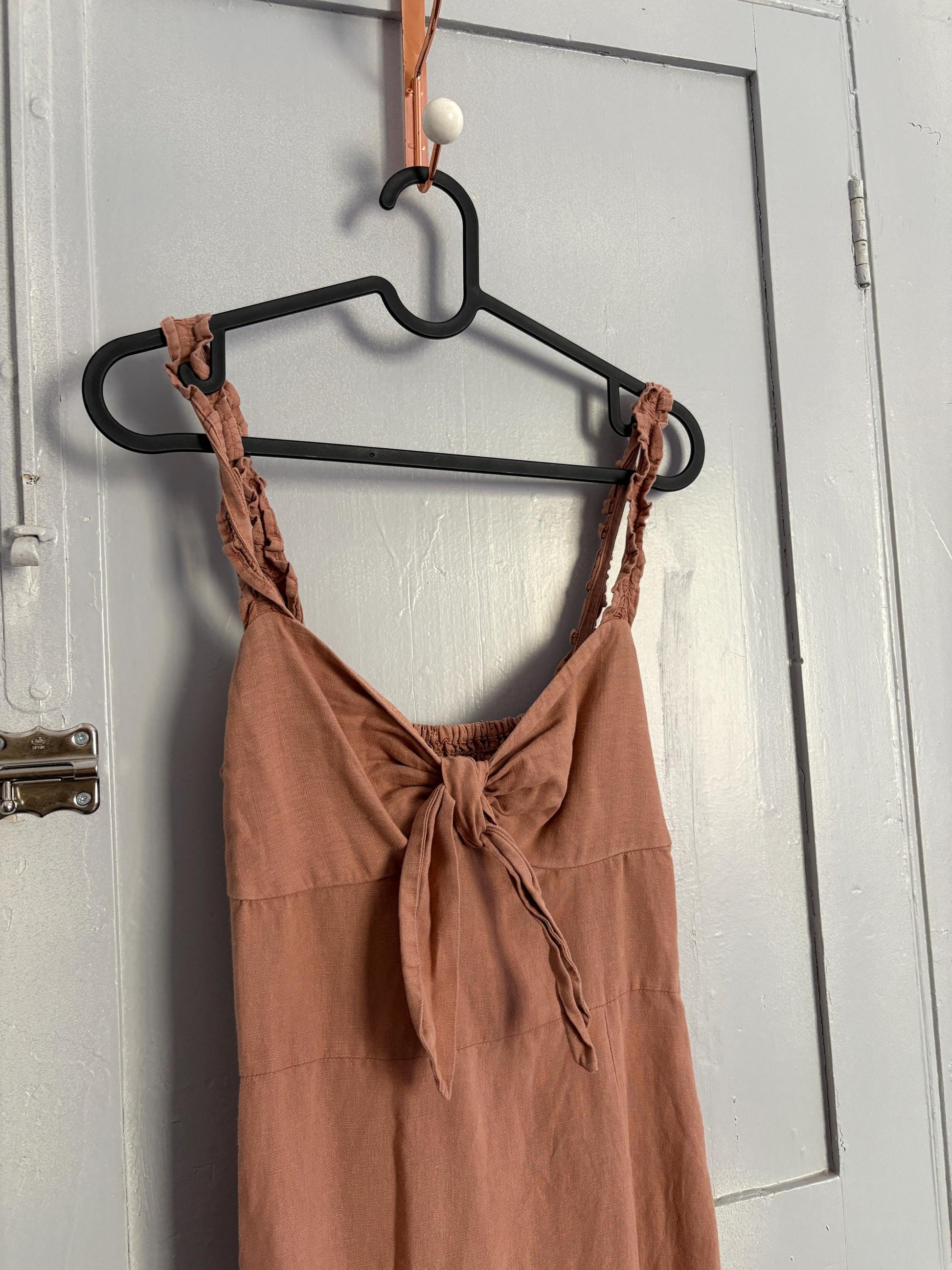 Vintage dusty pink linen summer dress – XS to S fit, sweetheart neckline, midi length with side slit, cottacore midi dress