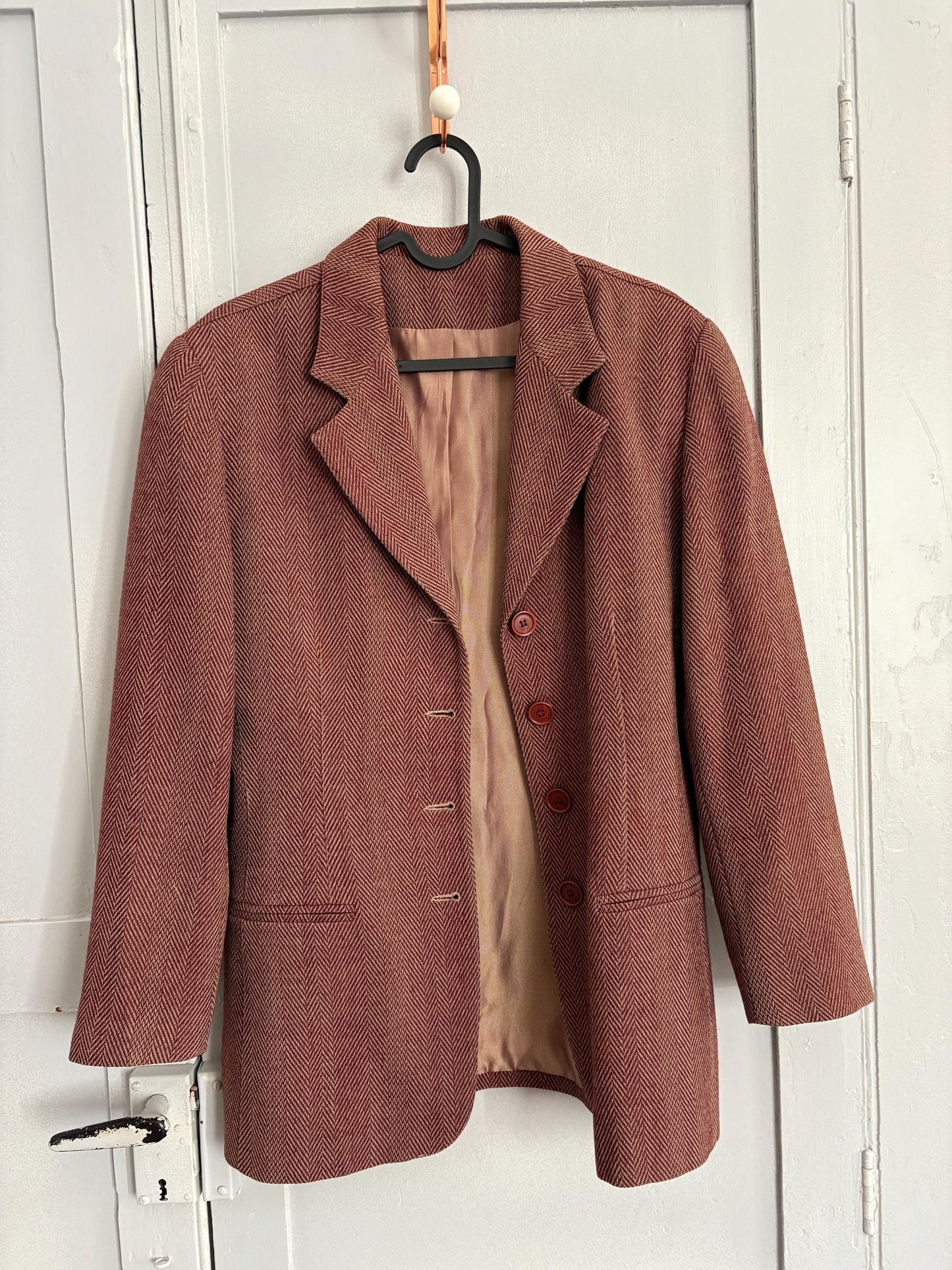 Light academia oversized jacket, Carla for El Corte Inglés, red & beige jacket, librarian outfit, Smart clothing style