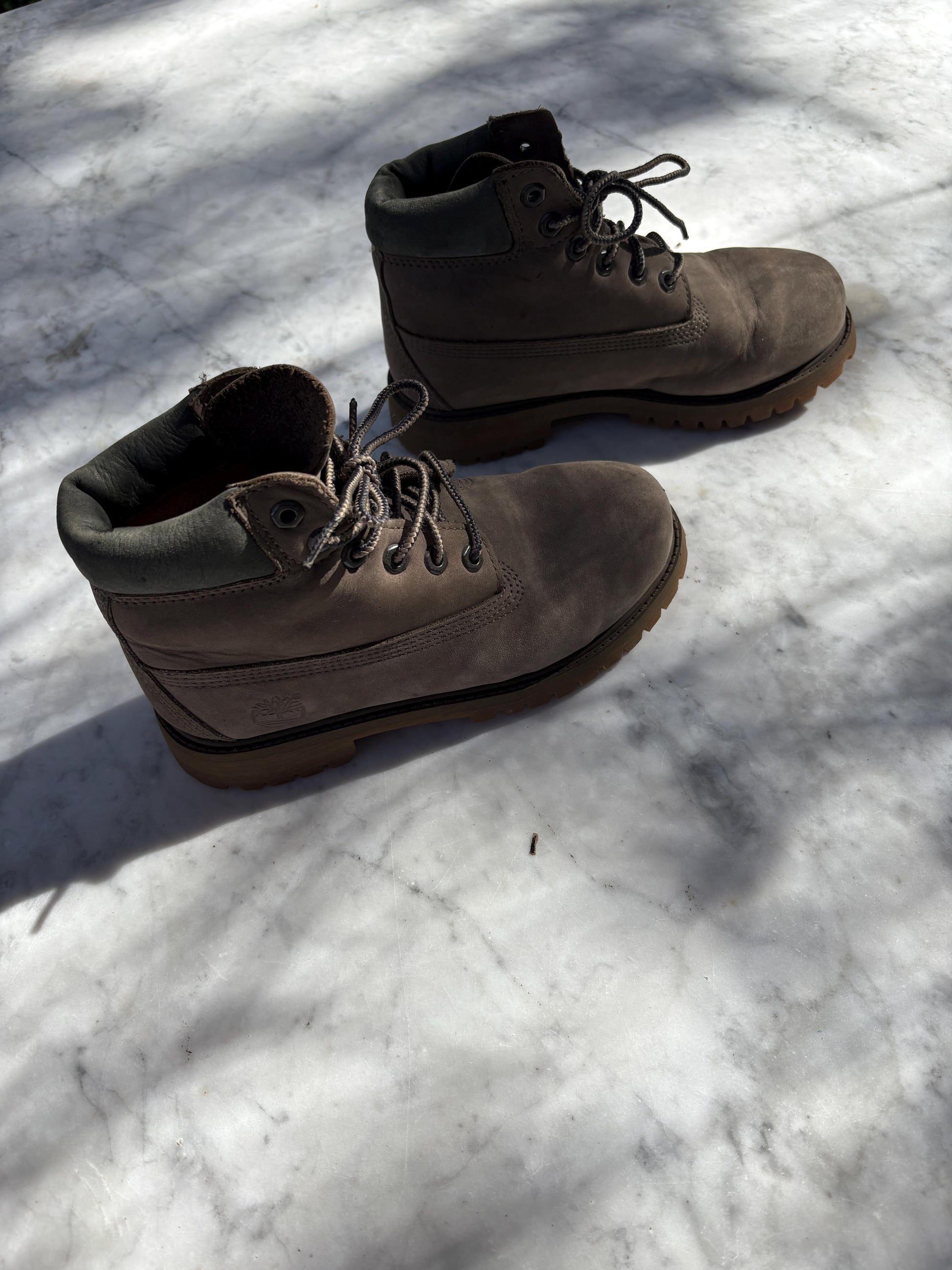 Timberland Kids Boots EU 33 Light Grey | Hardly Worn Outdoor Hiking Boots | Durable Winter Shoes | Waterproof Leather Ankle Boots