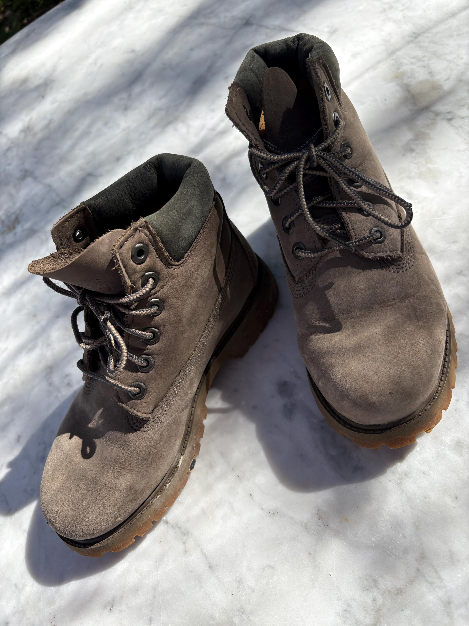 Timberland Kids Boots EU 33 Light Grey | Hardly Worn Outdoor Hiking Boots | Durable Winter Shoes | Waterproof Leather Ankle Boots