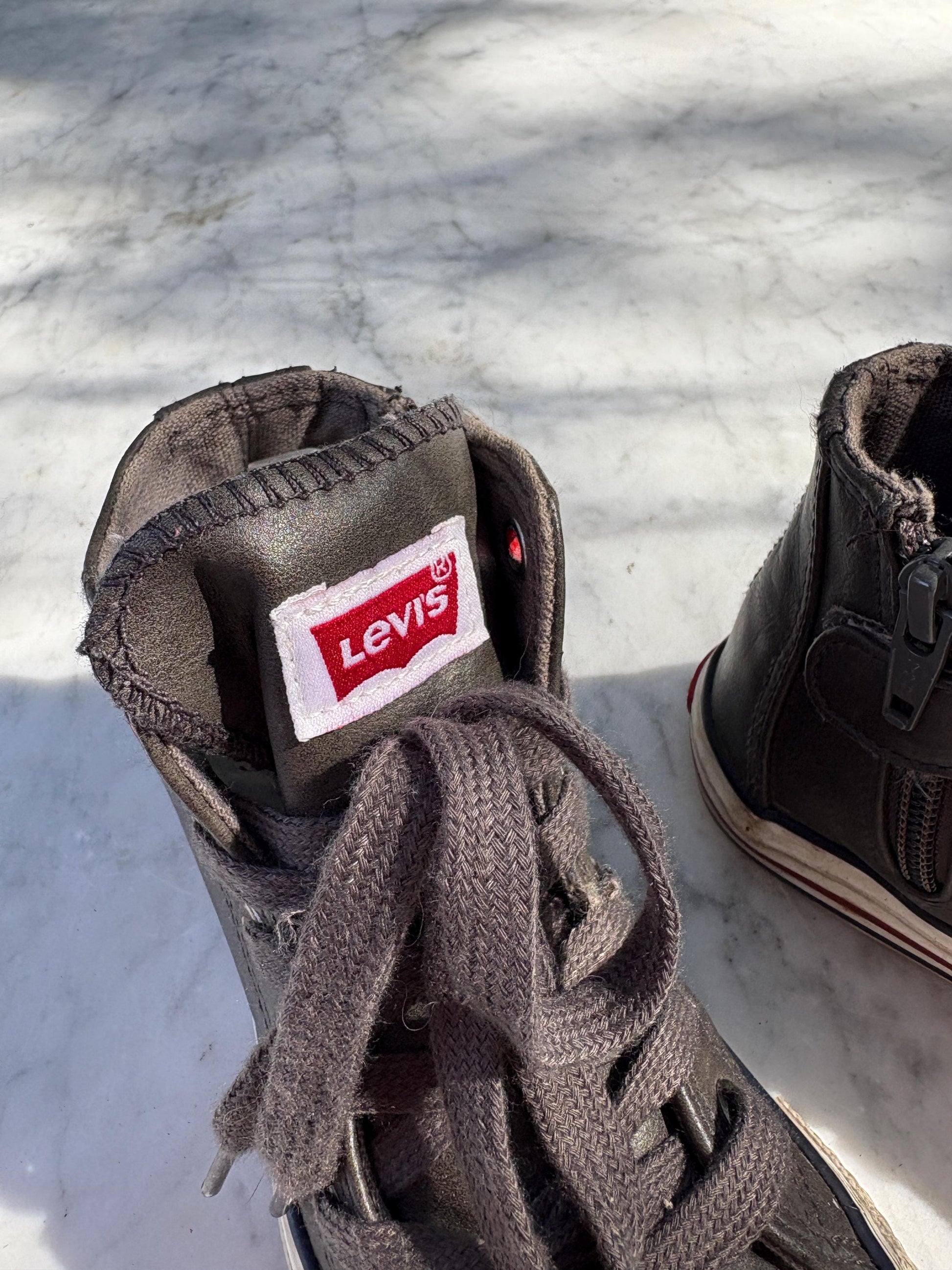 Levi’s Kids High Top Sneakers, Black Canvas Shoes, Unisex Toddler Sneakers, Vintage Levi’s Shoes, Boys and Girls Casual Footwear, size 30 EU