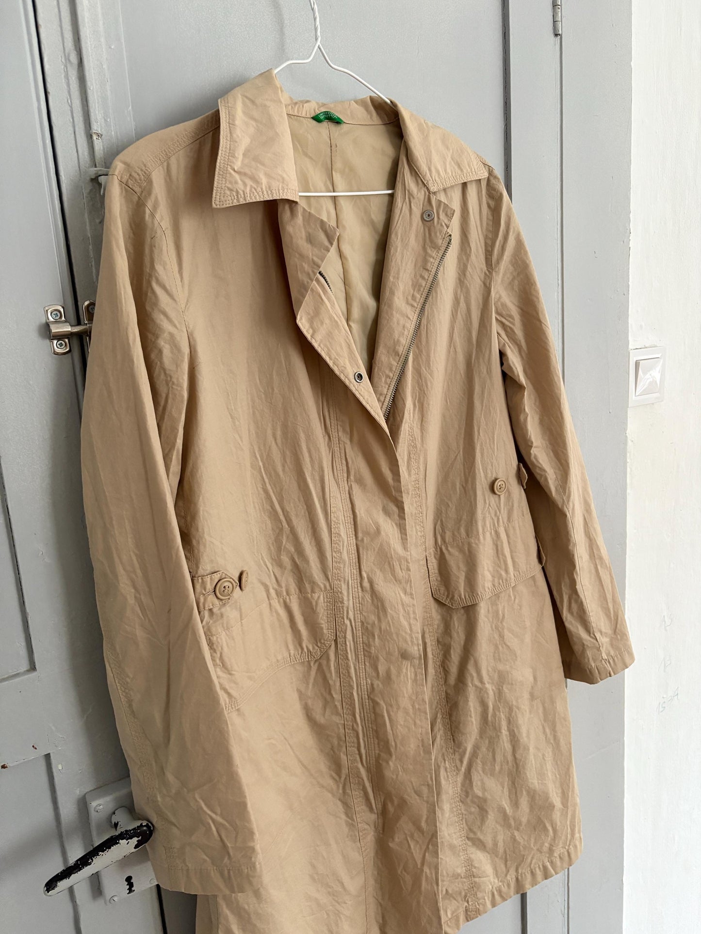 United Colors of Benetton Trench Coat, Beige Lightweight Windbreaker, Classic Long Jacket, Women’s Size L, Made in Italy