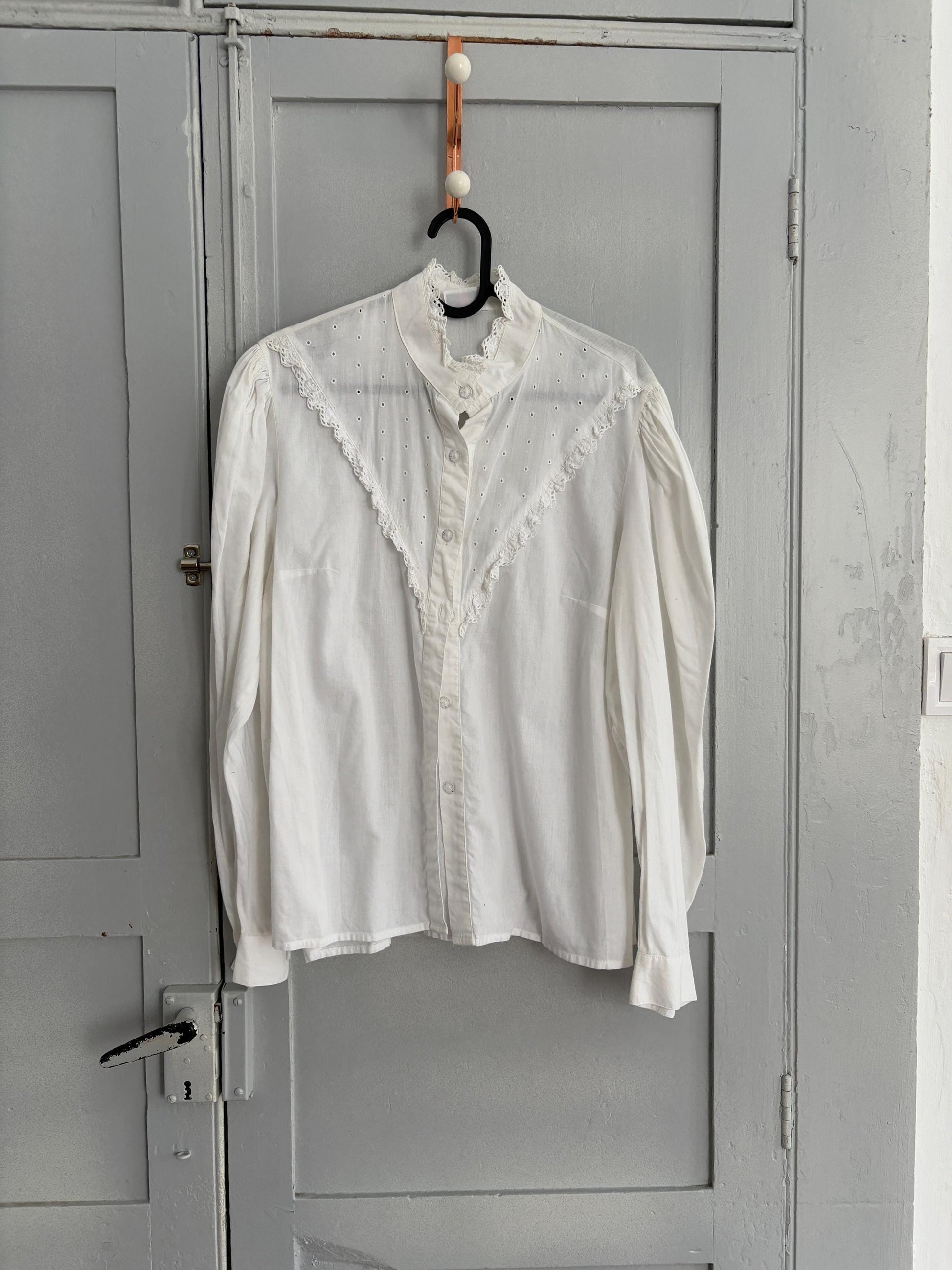 Vintage White Lace Blouse – Romantic French Cottagecore – 100% Cotton – Victorian Prairie Aesthetic – High Neck, Eyelet Lace – M - L