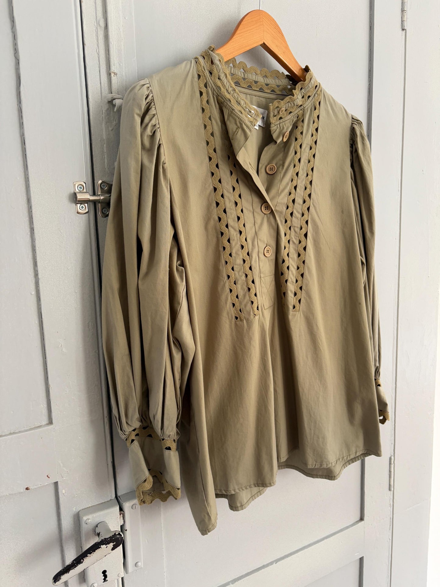 Vintage Antik Batik Statement Blouse – Romantic & Unique Design