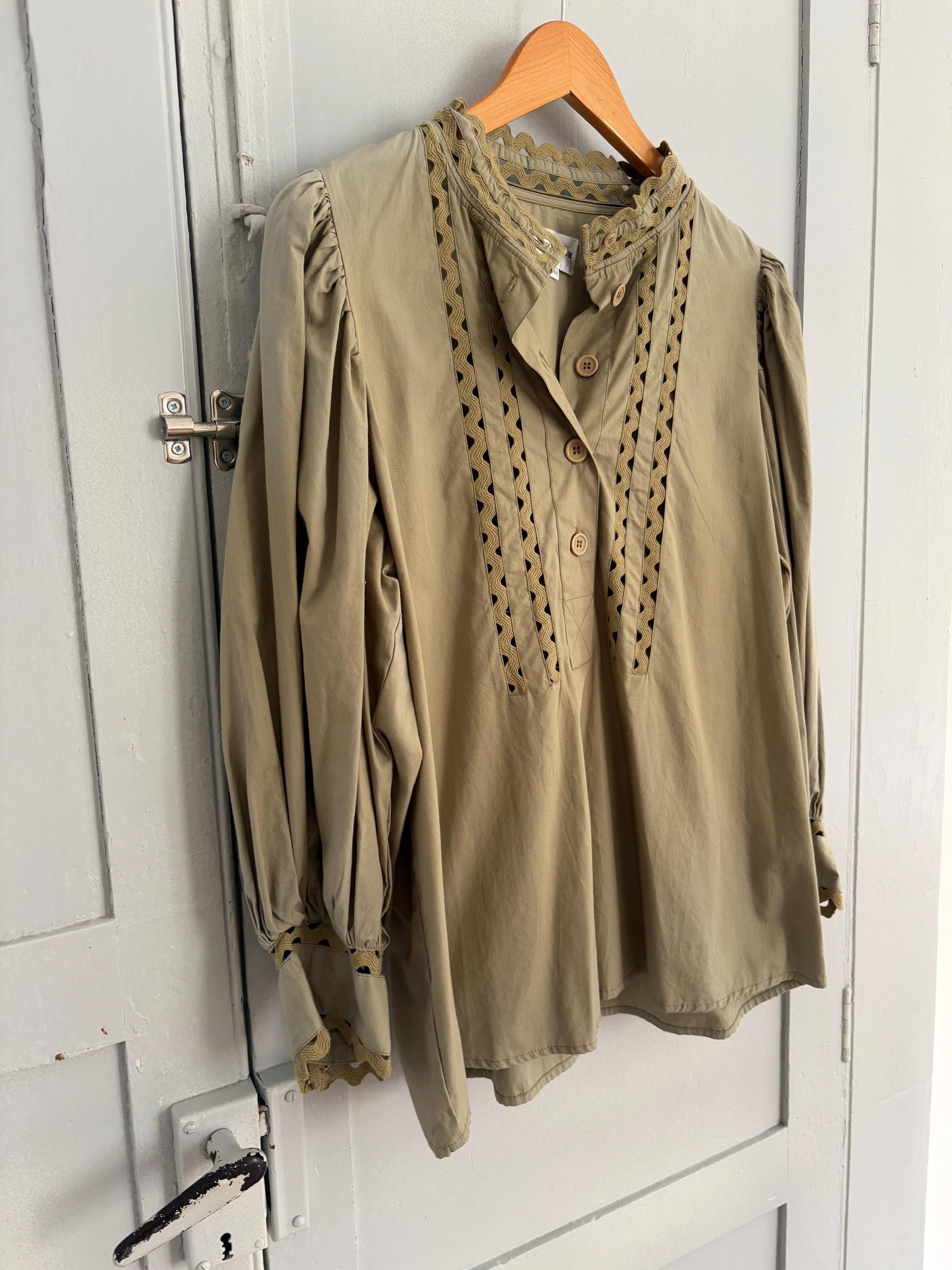 Vintage Antik Batik Statement Blouse – Romantic & Unique Design