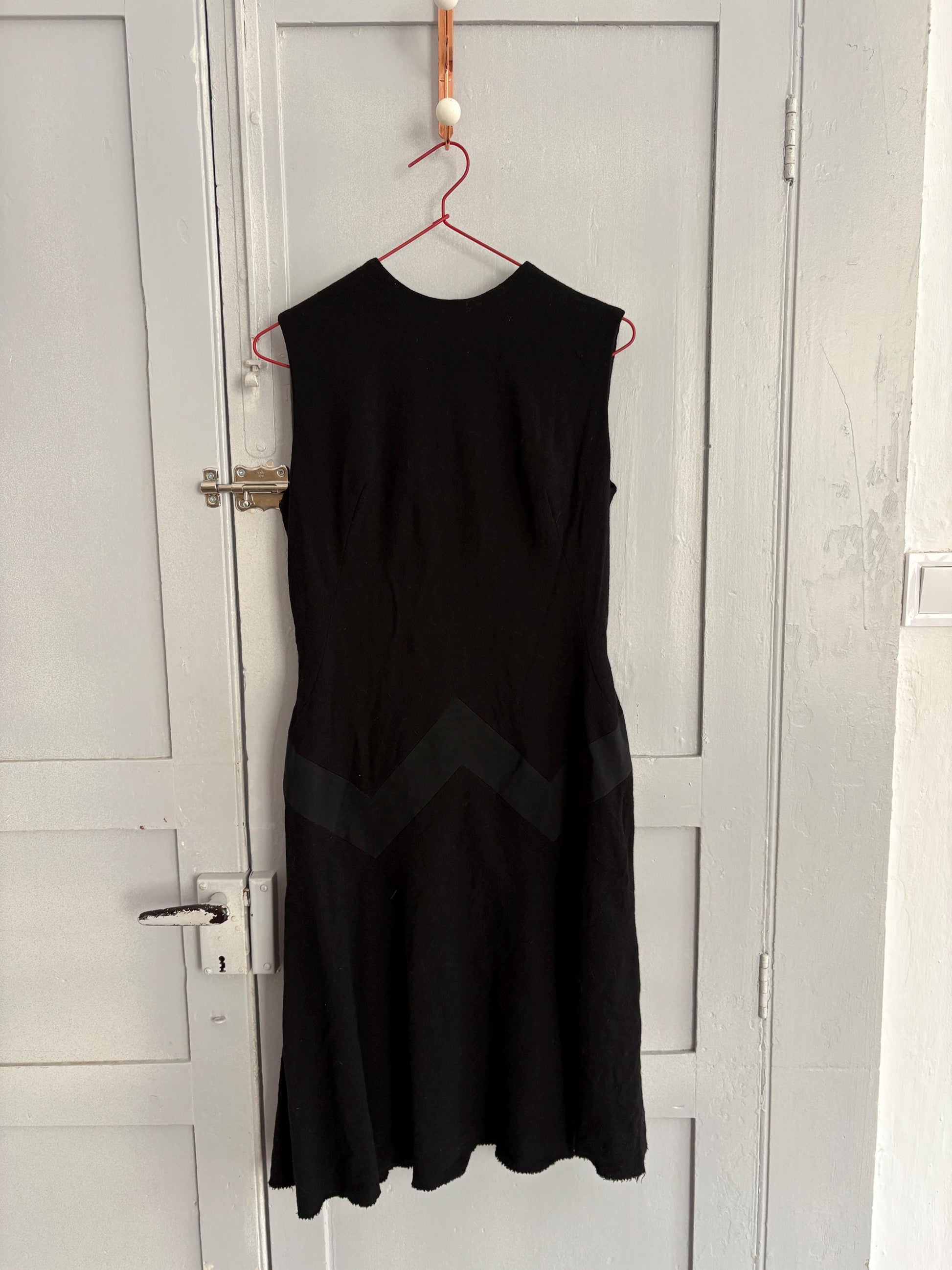 Vintage woman dress black mini wool feel luxury feminine fit elegant waist flattering flowy skirt glamosella modell