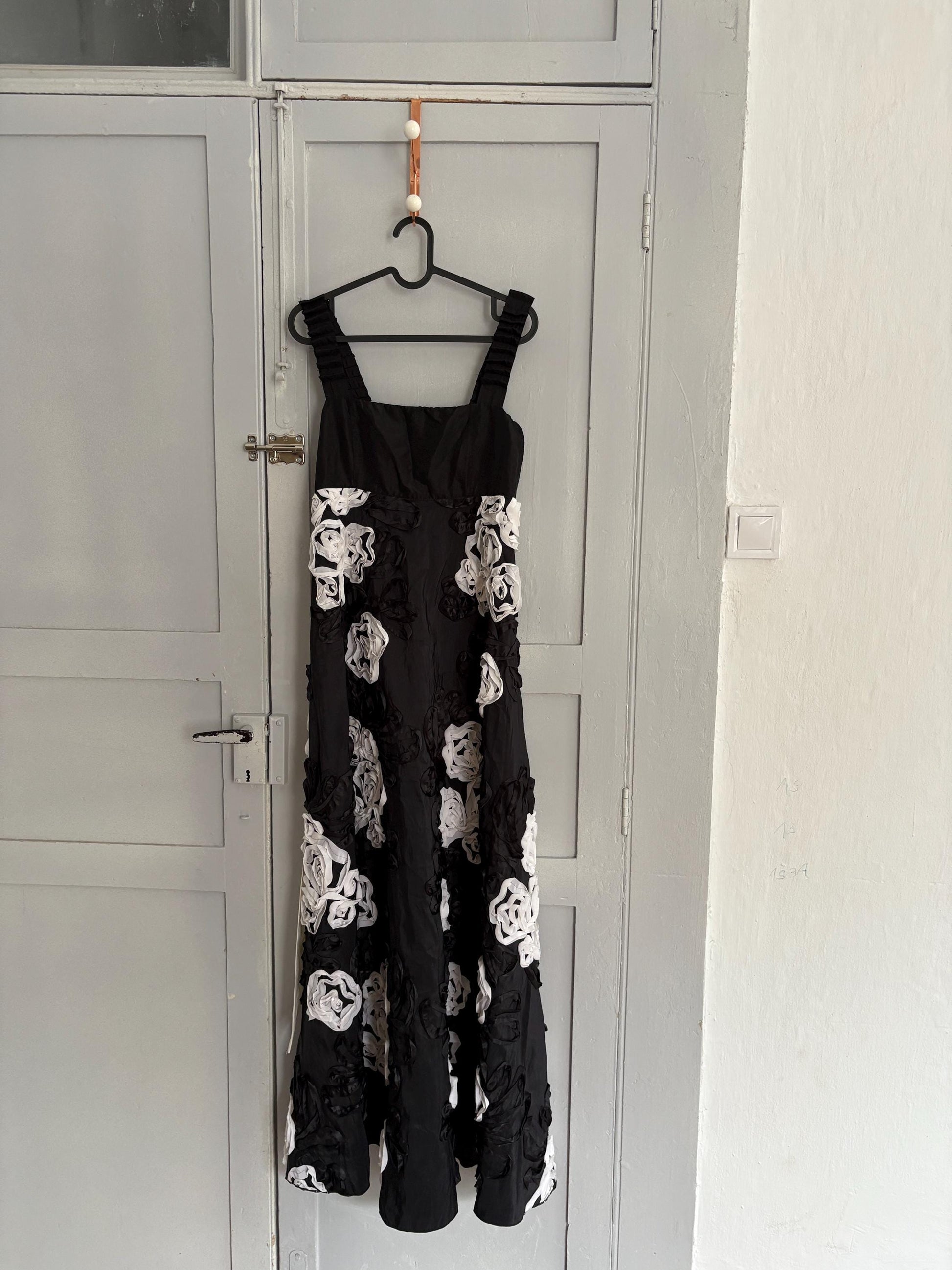 Vintage Black & White 3D Floral Evening Gown – Romantic Statement Maxi Dress with Elegant Neckline