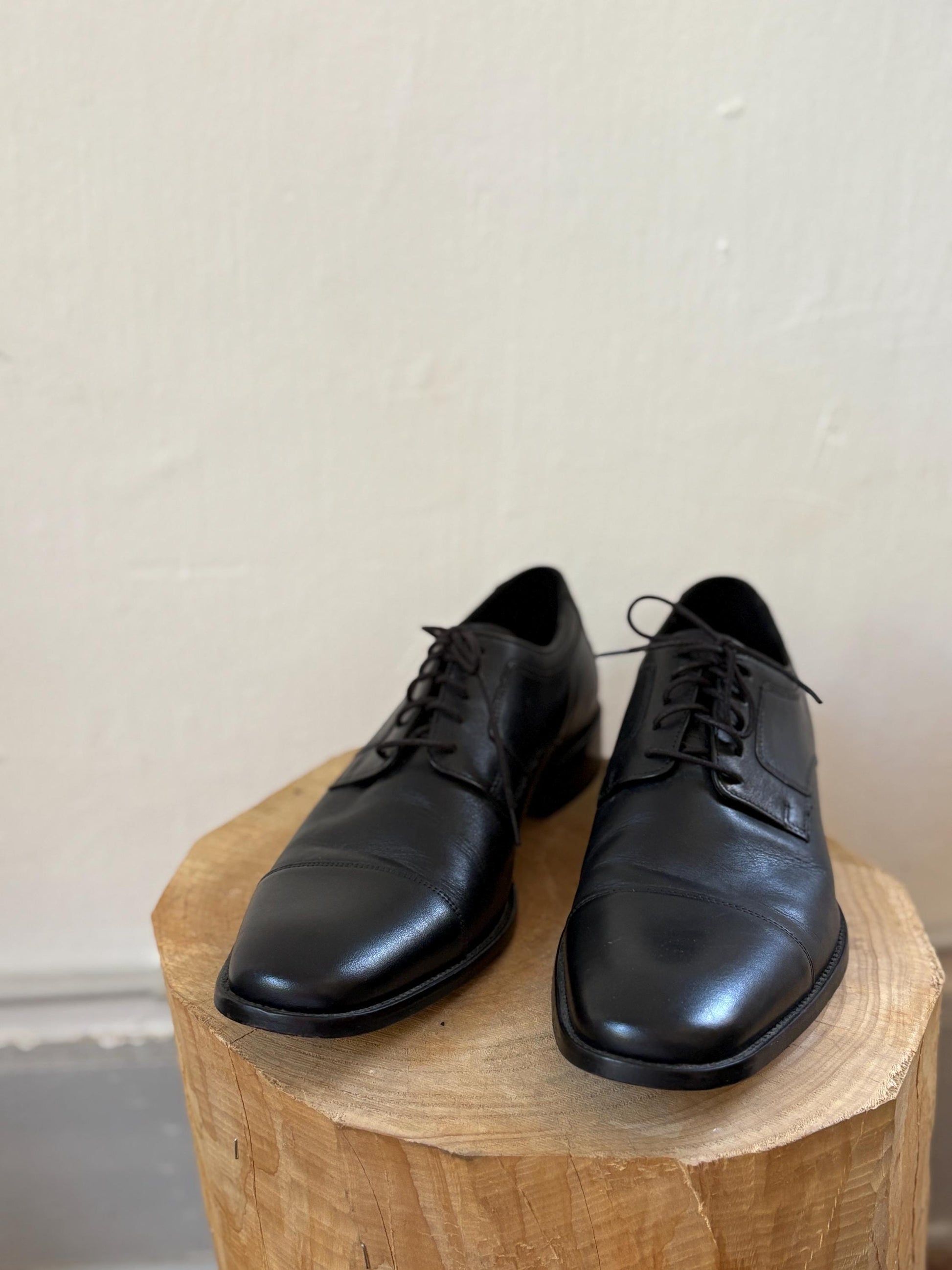 Johnston & Murphy Black Leather Oxfords — fabric close-up