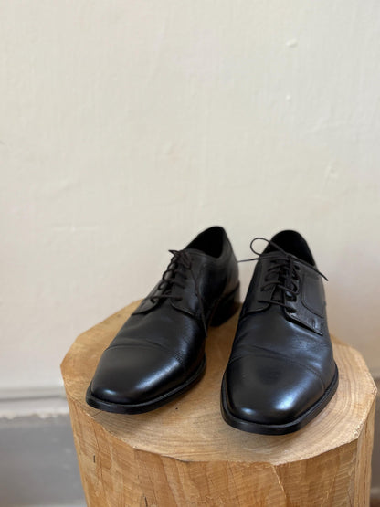 Johnston & Murphy Black Leather Oxfords — fabric close-up