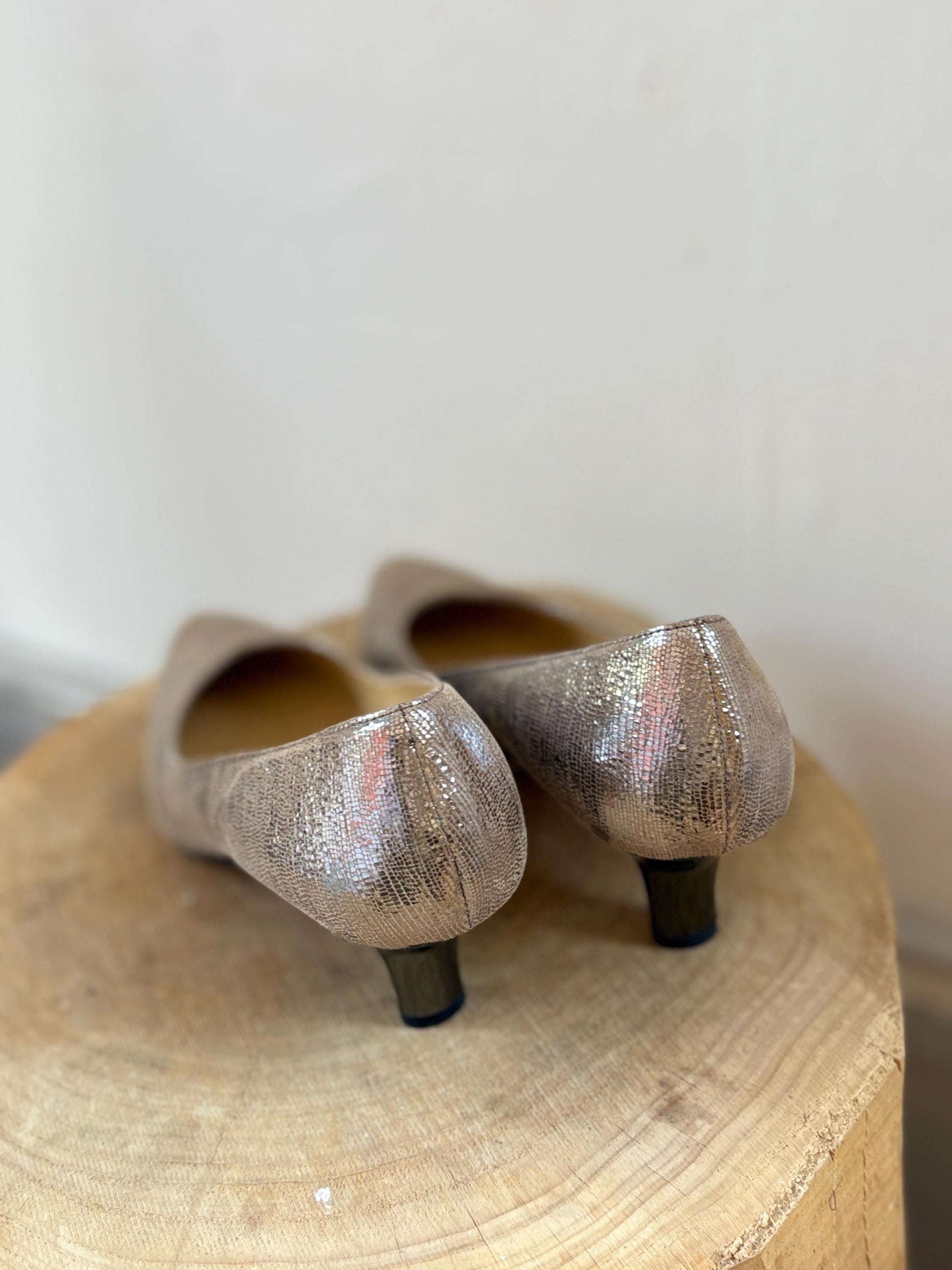 Vintage BRUNATE Gold Leather low Heels – Elegant wedding dress Italian Design pumps in Shimmery Metallic Finish, EU 40, Shoes made in Italy