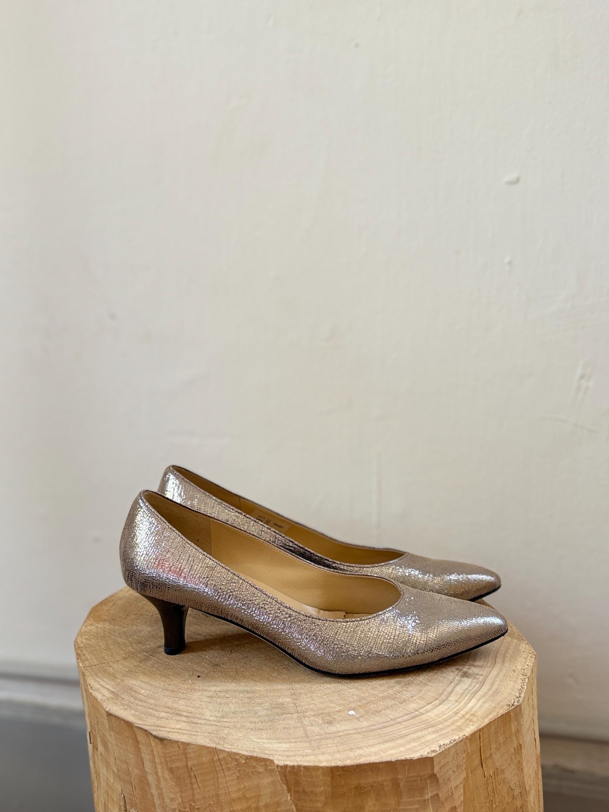 Vintage BRUNATE Gold Leather low Heels – Elegant wedding dress Italian Design pumps in Shimmery Metallic Finish, EU 40, Shoes made in Italy