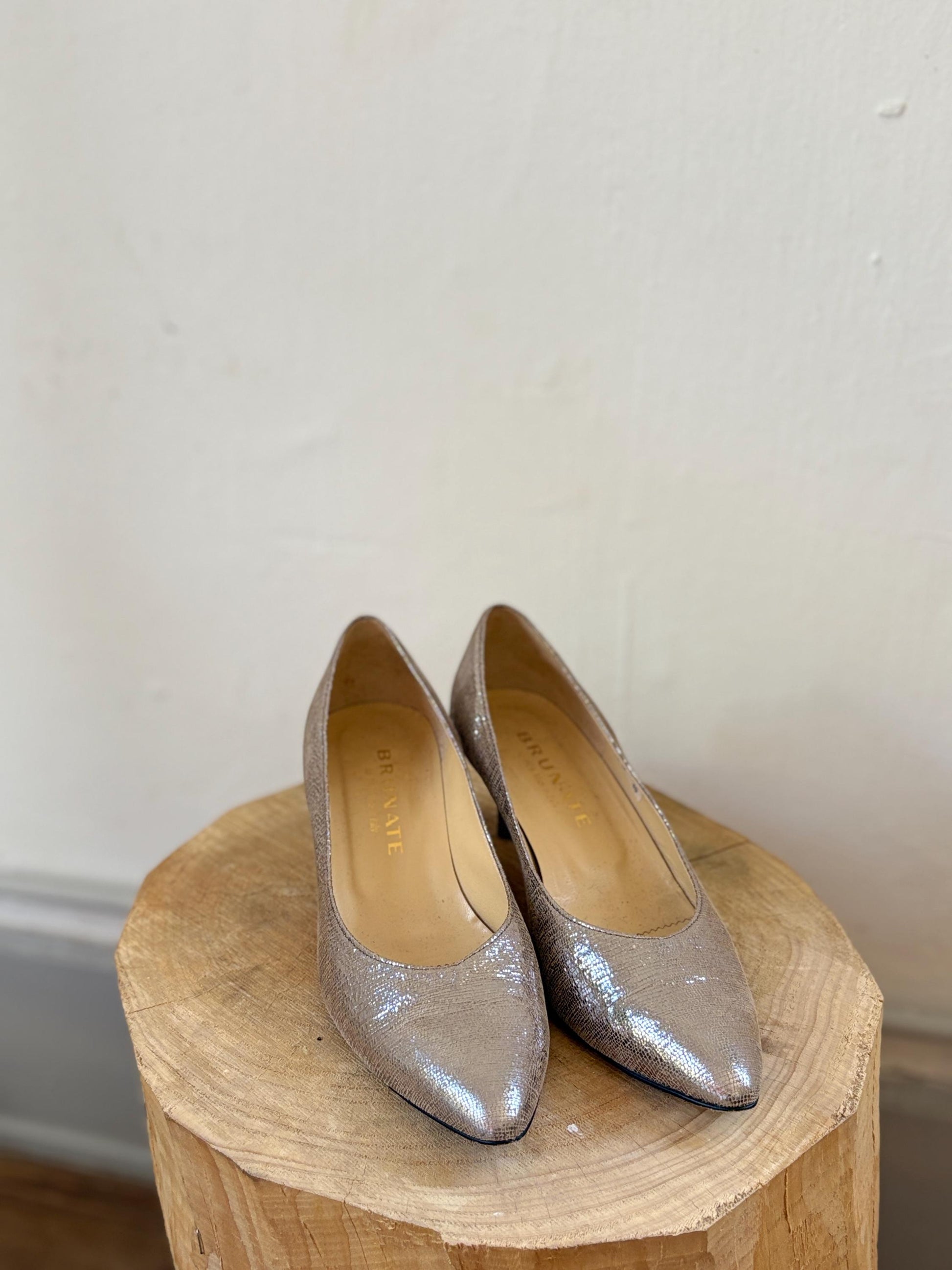 Vintage BRUNATE Gold Leather low Heels – Elegant wedding dress Italian Design pumps in Shimmery Metallic Finish, EU 40, Shoes made in Italy