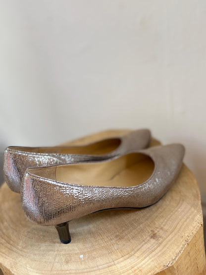 Vintage Brunate Gold Leather Low Heels — fabric close-up