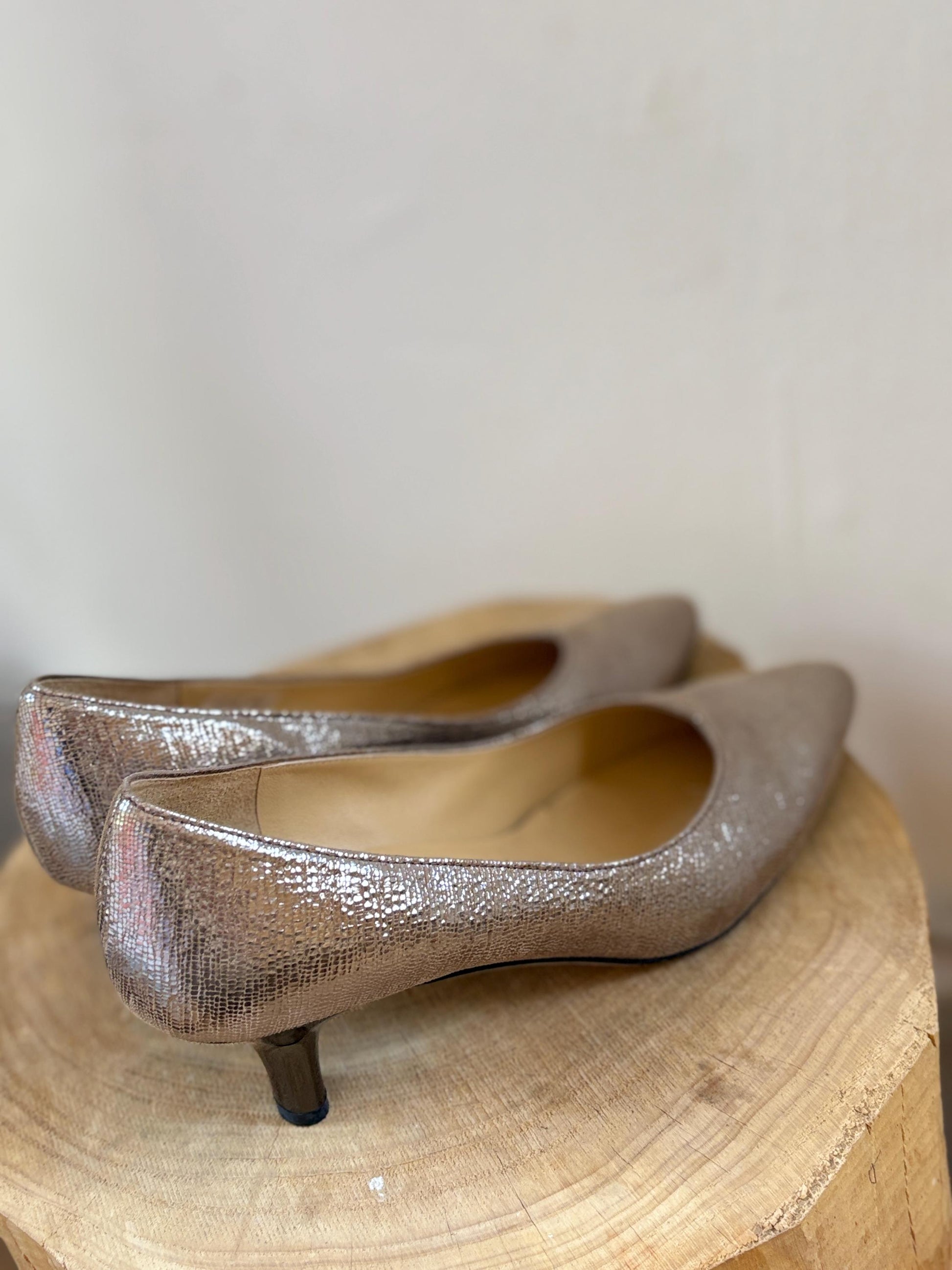 Vintage BRUNATE Gold Leather low Heels – Elegant wedding dress Italian Design pumps in Shimmery Metallic Finish, EU 40, Shoes made in Italy