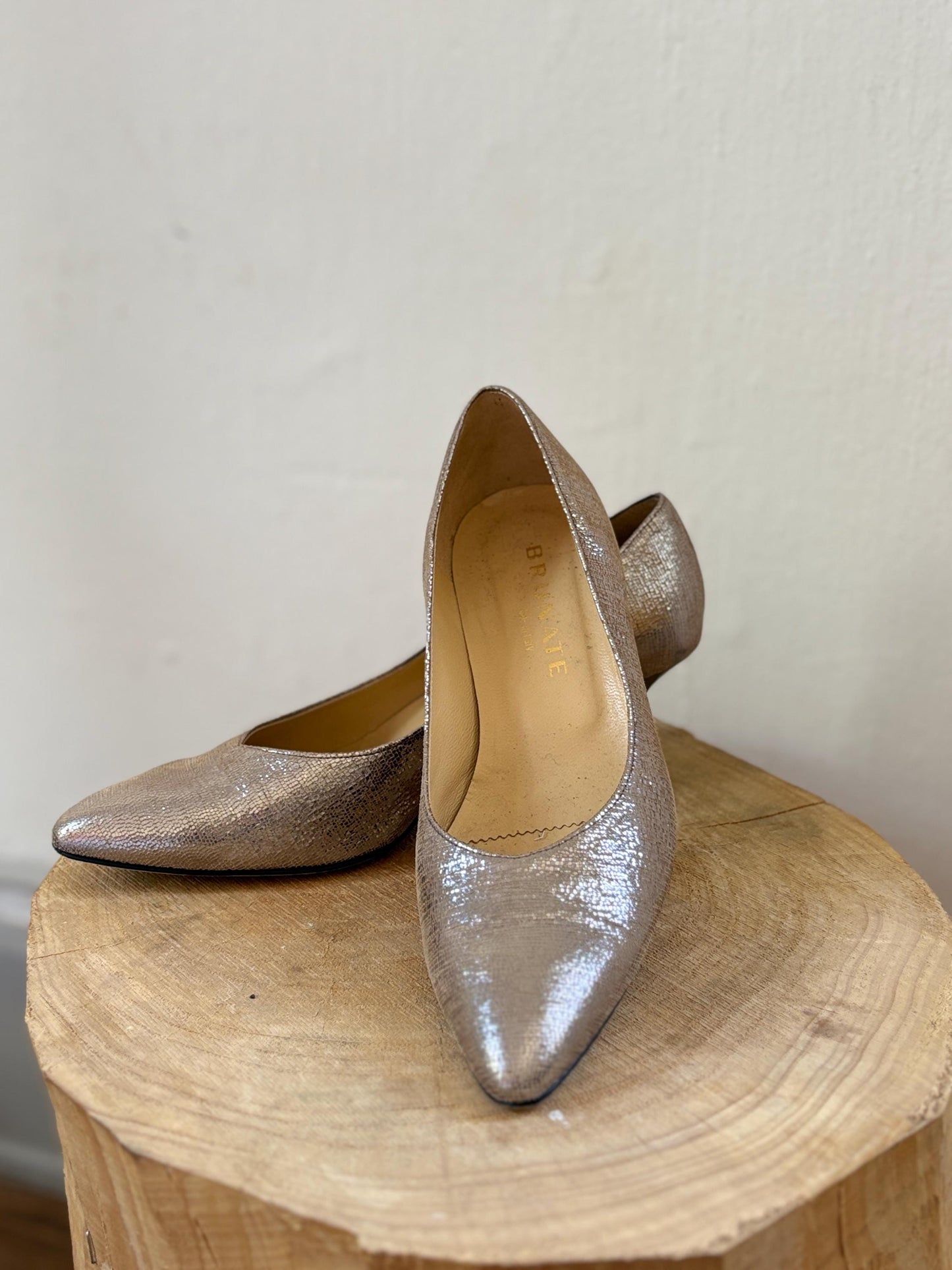 Vintage BRUNATE Gold Leather low Heels – Elegant wedding dress Italian Design pumps in Shimmery Metallic Finish, EU 40, Shoes made in Italy