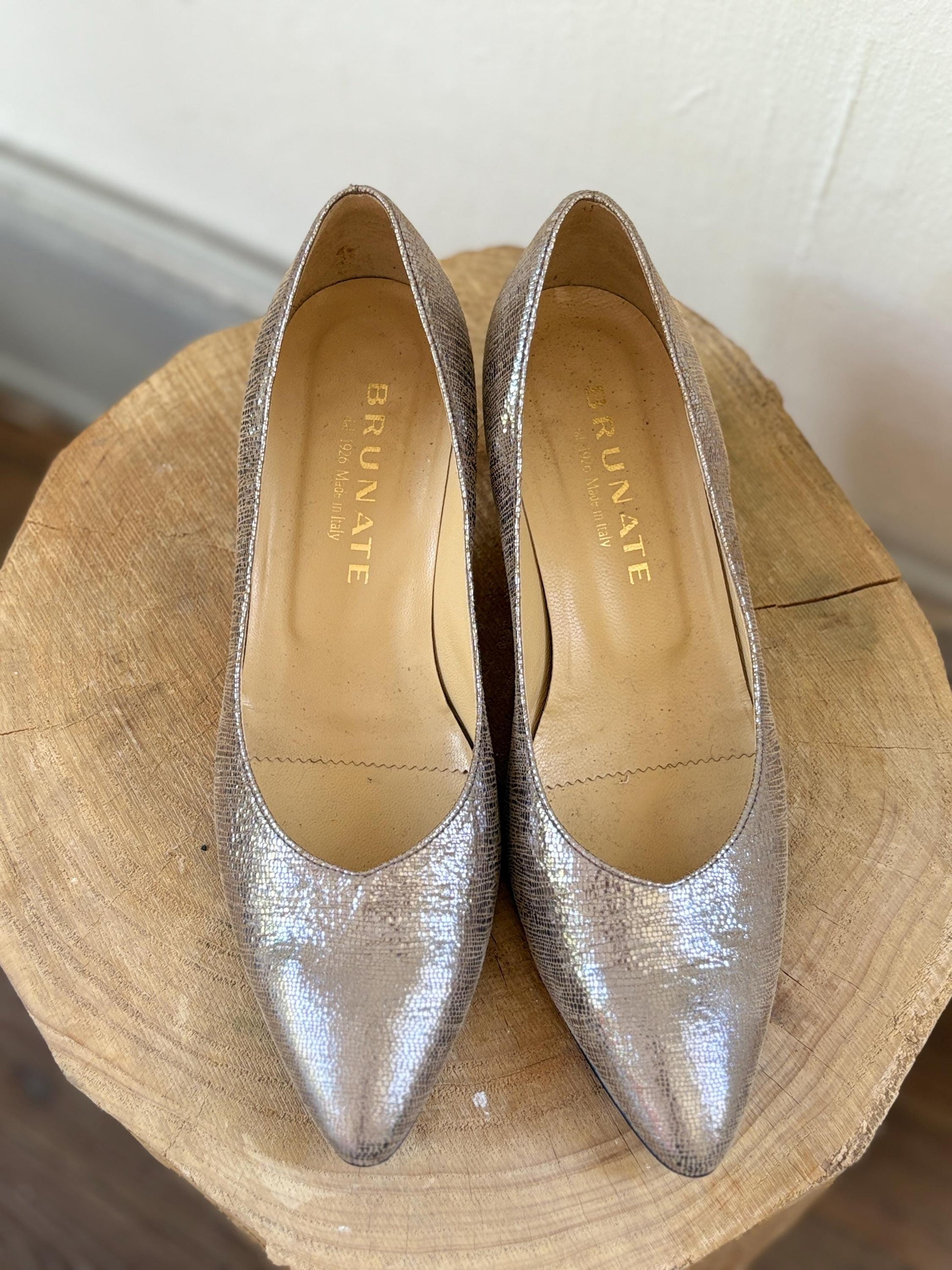 Vintage BRUNATE Gold Leather low Heels – Elegant wedding dress Italian Design pumps in Shimmery Metallic Finish, EU 40, Shoes made in Italy