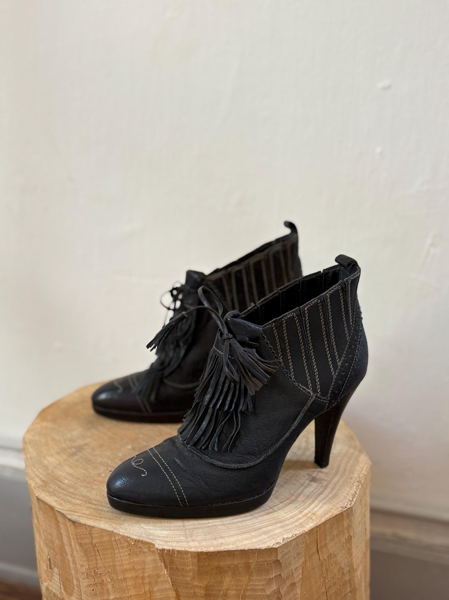 Vintage Adolfo Dominguez Black Leather Heels – Fringe Detail & Western Chic Vibes, Size EU 37 - US 6.5–7 - UK 4.5