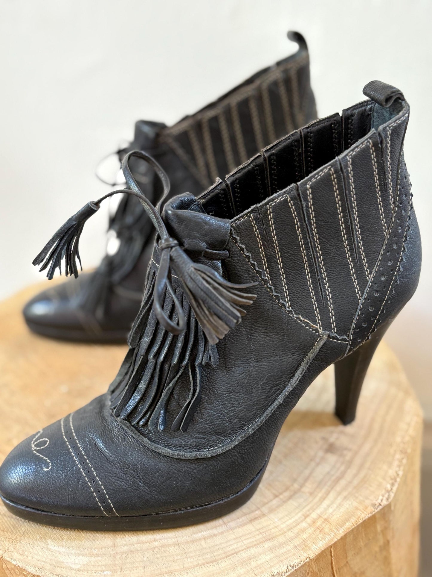 Vintage Adolfo Dominguez Black Leather Heels – Fringe Detail & Western Chic Vibes, Size EU 37 - US 6.5–7 - UK 4.5