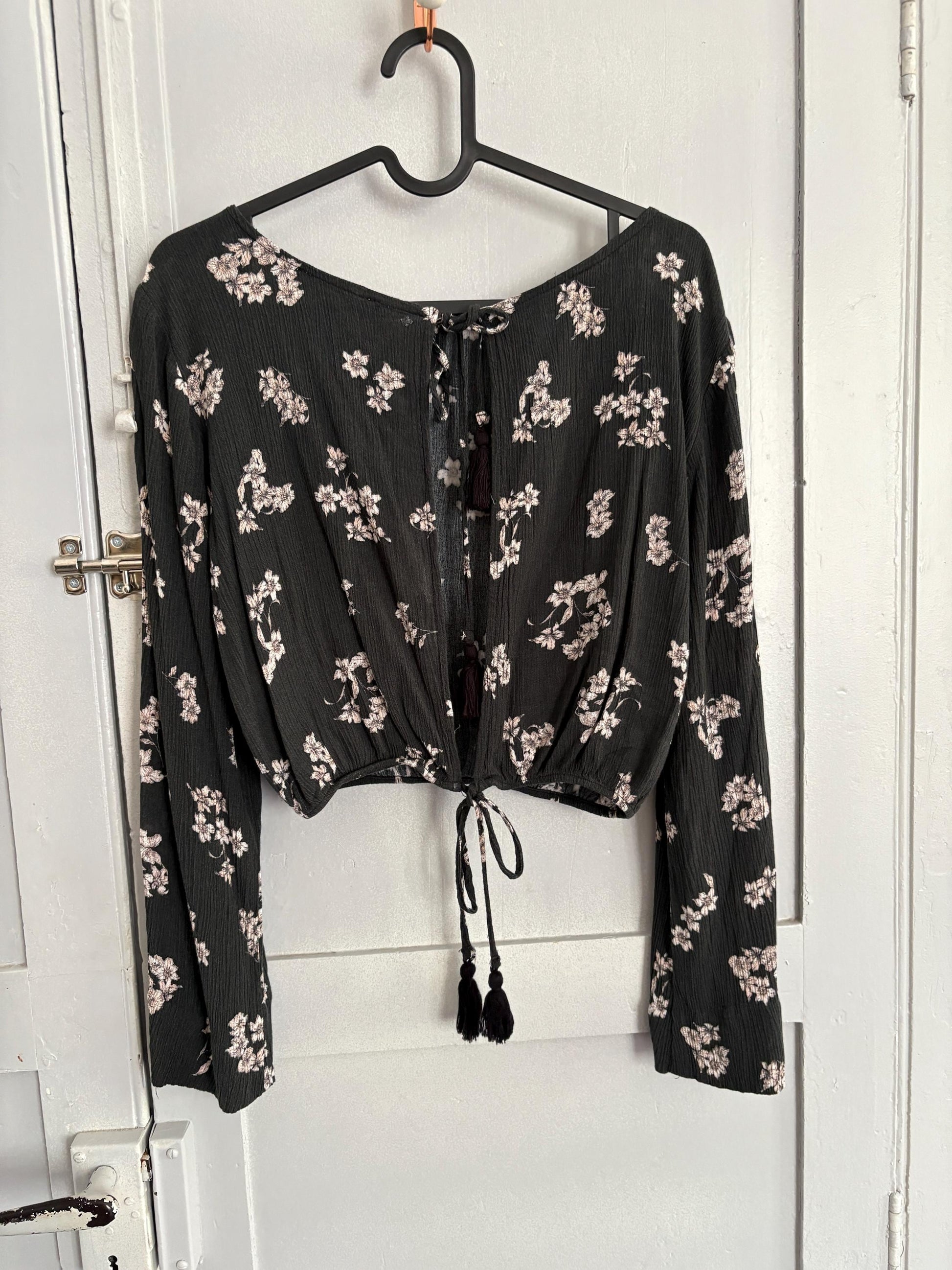 Vintage floral tie-front blouse, boho cropped top, romantic dark academia aesthetic, feminine retro long-sleeve shirt, festival fairycore